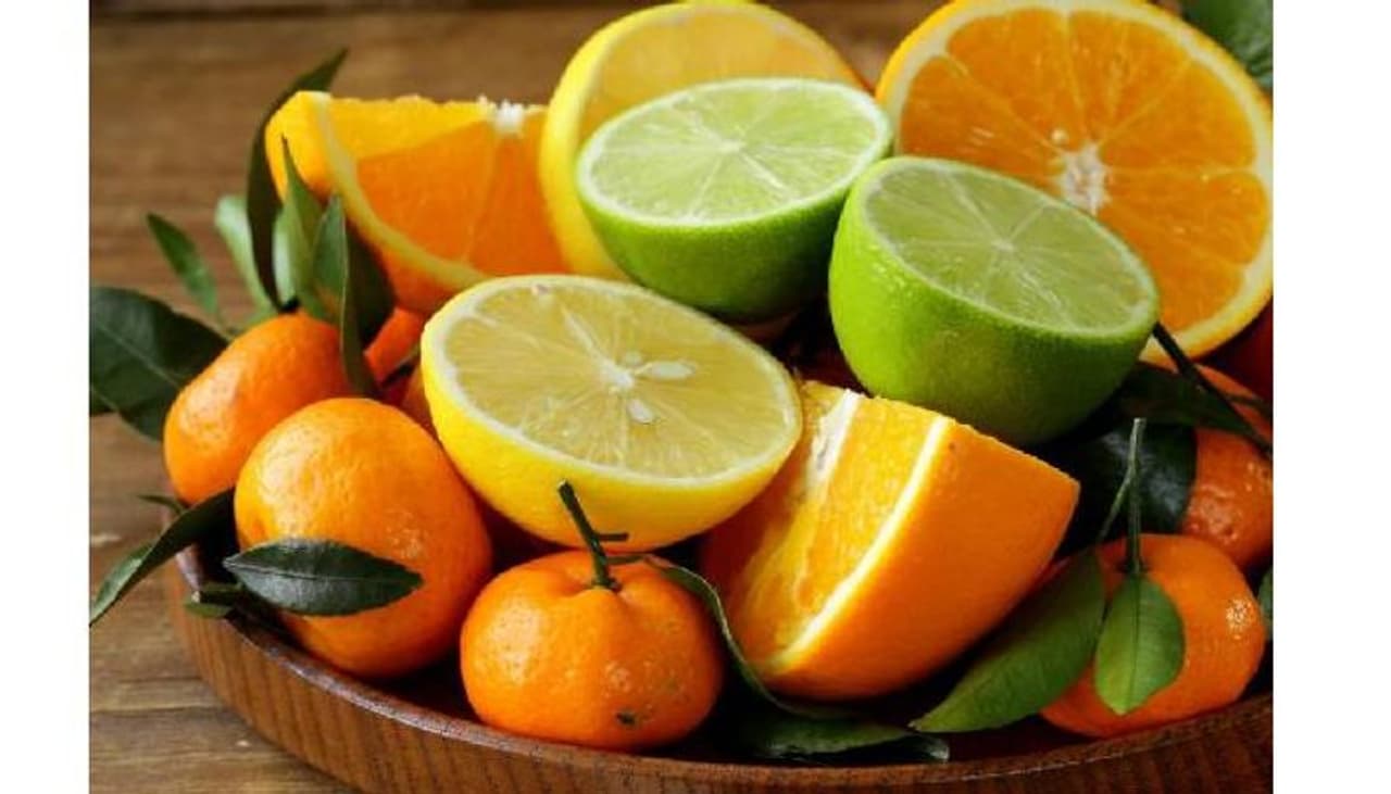 <p><strong>ഒന്ന്...</strong></p><p>&nbsp;</p><p>ഓറഞ്ച്, നാരങ്ങ എന്നിവയുള്‍പ്പെടുന്ന സിട്രസ് പഴങ്ങള്‍ ശൈത്യകാലത്ത് അഥവാ തണുപ്പുകാലത്ത് ഡയറ്റില്‍ ഉള്‍പ്പെടുത്താം. വിറ്റാമിന്‍ സിയുടെ കലവറയായ ഇവ പ്രതിരോധശേഷി വര്‍ധിപ്പിക്കാനും സഹായിക്കും.&nbsp;</p>