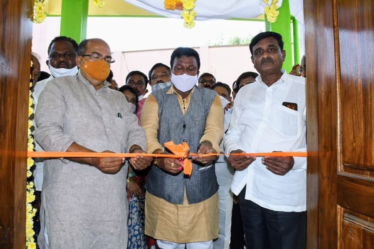 <p>ಪಟ್ಟಣದಲ್ಲಿ ನಬಾರ್ಡ್‌, ಆರ್‌ಐಡಿಎಫ್‌ 23 ಯೋಜನೆಯಡಿ ನೂತನವಾಗಿ ನಿರ್ಮಿಸಿದ ರೈತ ಸಂಪರ್ಕ ಕೇಂದ್ರ ಕಟ್ಟಡದ ಉದ್ಘಟನಾ ಕಾರ್ಯಕ್ರಮ, ಬಾಡಿಗೆ ಆಧಾರಿತ ಕೃಷಿ ಯಂತ್ರೋಪಕರಣಗಳ ಸೇವಾ ಕೇಂದ್ರ (ಕೃಷಿ ಯಂತ್ರಧಾರೆ) ಉದ್ಘಾಟನಾ ಮತ್ತು ಕೃಷಿ ಯಂತ್ರೋಪಕರಣಗಳ ಹಾಗೂ ತುಂತುರು ನೀರಾವರಿ ಘಟಕಗಳ ವಿತರಣಾ ಕಾರ್ಯಕ್ರಮದಲ್ಲಿ ರೈತರನ್ನು ಕುರಿತು ಮಾತನಾಡಿದರು.</p>