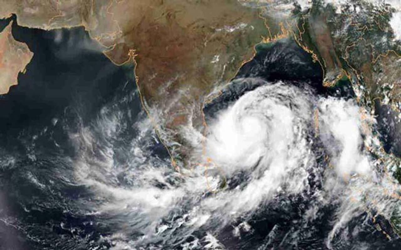 <p>മണിക്കൂറിൽ 145 കിലോമീറ്റർ വരെ വേഗത്തിൽ കാറ്റ് വീശിയേക്കും. ചെന്നൈ നഗരത്തിൽ മണിക്കൂറിൽ 100 കിലോമീറ്റർ വേഗതയിൽ കാറ്റ് വീശുമെന്നാണ് മുന്നറിയിപ്പ്.</p> <p>മണിക്കൂറിൽ 145 കിലോമീറ്റർ വരെ വേഗത്തിൽ കാറ്റ് വീശിയേക്കും. ചെന്നൈ നഗരത്തിൽ മണിക്കൂറിൽ 100 കിലോമീറ്റർ വേഗതയിൽ കാറ്റ് വീശുമെന്നാണ് മുന്നറിയിപ്പ്.</p>