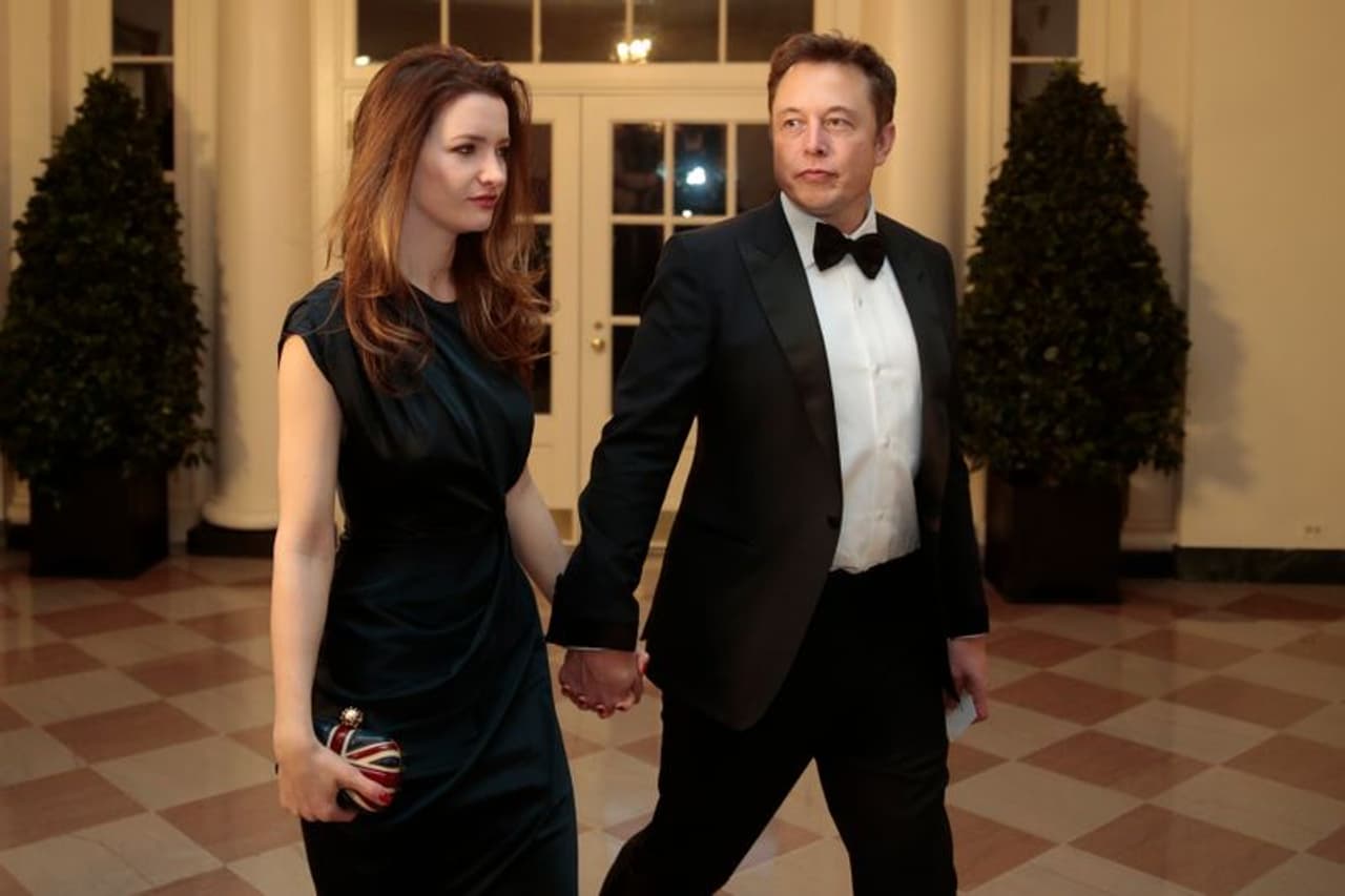 <h2>ವಿಶ್ವದ ಬೃಹತ್ ಎಲೆಕ್ಟ್ರಿಕ್ ವಾಹನಗಳ ತಯಾರಕ ಟೆಸ್ಲಾ ಕಂಪನಿಯ ಮಾಲೀಕನಾದ ಎಲೋನ್‌ ಮಸ್ಕ್‌ ಒಟ್ಟು ಸಂಪತ್ತಿನ ನಿವ್ವಳ ಮೌಲ್ಯವು 7.2 ಬಿಲಿಯನ್‌ ಡಾಲರ್ ಏರಿಕೆಗೊಂಡು ಒಟ್ಟು 27.9 ಶತಕೋಟಿಗೆ ಏರಿದೆ. ಟೆಸ್ಲಾ ಷೇರು ಬೆಲೆಯಲ್ಲಿ ಇದರಿಂದ ಮತ್ತಷ್ಟು ಏರಿಕೆಗೆ ಕಾರಣವಾಗಿದೆ.</h2>