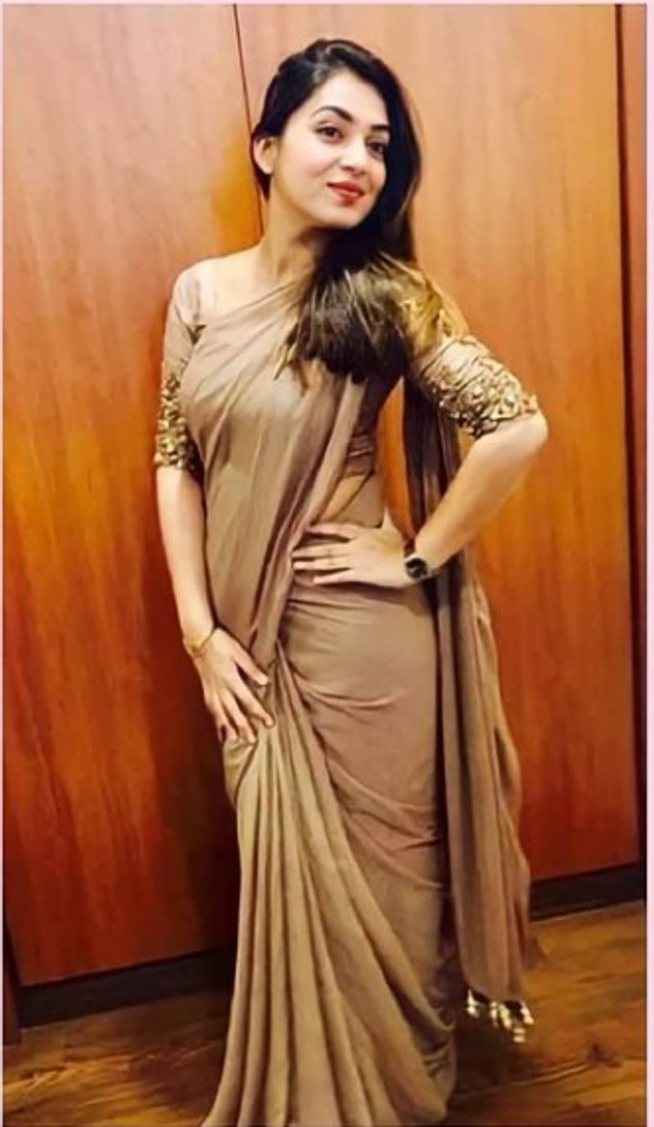 <p>സാരിയിൽ അതിമനോഹരിയായ താരത്തെയാണ് ചിത്രങ്ങളിൽ കാണാൻ സാധിക്കുക. നസ്രിയ തന്നെയാണ് ഫോട്ടോ ഷെയര്‍ ചെയ്‍തത്. ആരാധകര്‍ ഫോട്ടോയ്‍ക്ക് കമന്റുകളുമായും രംഗത്ത് എത്തുന്നുണ്ട്.</p>