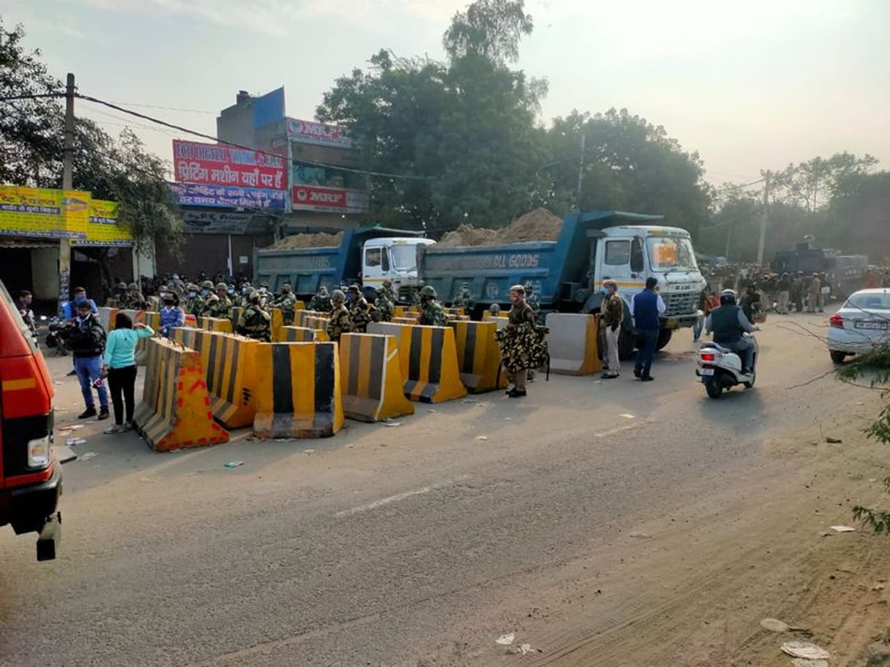<p>ദില്ലിയിലേക്കുള്ള കാര്ഷിക മാര്ച്ചിനെ തടയാന് അതത് സംസ്ഥാനങ്ങളിലെ പൊലീസ് വിഭാഗങ്ങളോടൊപ്പം ബിഎസ്എഫ്, സിആര്പിഎഫ് തുടങ്ങിയ അര്ദ്ധ സൈനീക വിഭാഗങ്ങളെയും കേന്ദ്ര സര്ക്കാര് രംഗത്തിറക്കി. </p> <p>ദില്ലിയിലേക്കുള്ള കാര്ഷിക മാര്ച്ചിനെ തടയാന് അതത് സംസ്ഥാനങ്ങളിലെ പൊലീസ് വിഭാഗങ്ങളോടൊപ്പം ബിഎസ്എഫ്, സിആര്പിഎഫ് തുടങ്ങിയ അര്ദ്ധ സൈനീക വിഭാഗങ്ങളെയും കേന്ദ്ര സര്ക്കാര് രംഗത്തിറക്കി. </p>