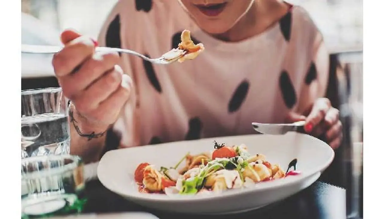 <p><strong>ഒന്ന്...</strong></p><p>&nbsp;</p><p>ധൃതിയില്‍ ഭക്ഷണം കഴിക്കരുത്. നന്നായി ചവച്ച് മാത്രം കഴിക്കാം. അങ്ങനെ ചെയ്യുന്നത് ഭക്ഷണത്തിന്‍റെ അളവ് കുറയ്ക്കാന്‍ സഹായിക്കും. ഇത്തരത്തില്‍ ശരീരഭാരം നിയന്ത്രിക്കാന്‍ കഴിയും.&nbsp;</p>