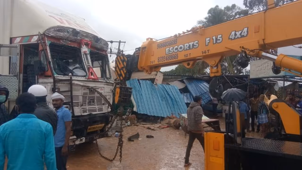 <p>ಎರಡು ಕಾರು ಲಾರಿ ನಡುವೆ ಸರಣಿ ಅಪಘಾತ : ಸ್ಥಳದಲ್ಲೇ ಇಬ್ಬರ ದುರ್ಮರಣ</p> <p>ಎರಡು ಕಾರು ಲಾರಿ ನಡುವೆ ಸರಣಿ ಅಪಘಾತ : ಸ್ಥಳದಲ್ಲೇ ಇಬ್ಬರ ದುರ್ಮರಣ</p>