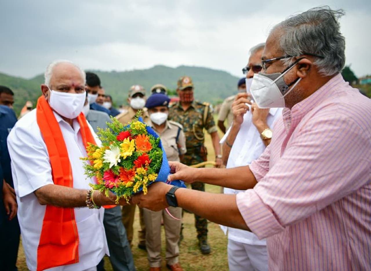 <p>ಜಿಲ್ಲೆಗೆ ಆಗಮಿಸಿದ ಸಿಎಂ ಯಡಿಯೂರಪ್ಪ ಅವರಿಗೆ ಹೂಗುಚ್ಚ ನೀಡಿ ಆತ್ಮೀಯವಾಗಿ ಬರಮಾಡಿ ಕೊಂಡ ಪ್ರಾಥಮಿಕ ಹಾಗೂ ಪ್ರೌಢ ಶಿಕ್ಷಣ ಸಚಿವ ಹಾಗೂ ಜಿಲ್ಲಾ ಉಸ್ತುವಾರಿ ಸಚಿವ ಎಸ್. ಸುರೇಶ್ ಕುಮಾರ್ </p> <p>ಜಿಲ್ಲೆಗೆ ಆಗಮಿಸಿದ ಸಿಎಂ ಯಡಿಯೂರಪ್ಪ ಅವರಿಗೆ ಹೂಗುಚ್ಚ ನೀಡಿ ಆತ್ಮೀಯವಾಗಿ ಬರಮಾಡಿ ಕೊಂಡ ಪ್ರಾಥಮಿಕ ಹಾಗೂ ಪ್ರೌಢ ಶಿಕ್ಷಣ ಸಚಿವ ಹಾಗೂ ಜಿಲ್ಲಾ ಉಸ್ತುವಾರಿ ಸಚಿವ ಎಸ್. ಸುರೇಶ್ ಕುಮಾರ್ </p>