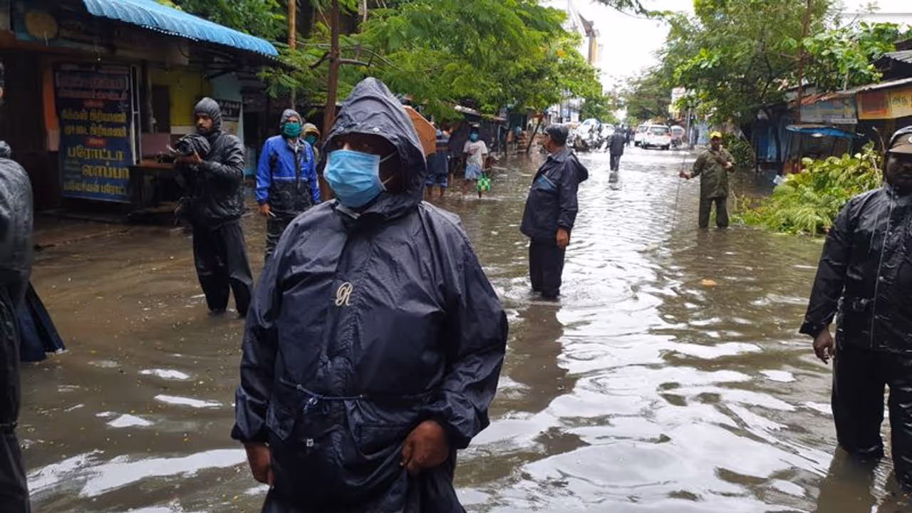 <p>வங்கக்கடலில் உருவான நிவர் புயல் காரணமாக கடந்த இரண்டு நாட்களாக சென்னையில் சூறைக்காற்றுடன் பலத்த மழை பெய்து வருகிறது. </p> <p>வங்கக்கடலில் உருவான நிவர் புயல் காரணமாக கடந்த இரண்டு நாட்களாக சென்னையில் சூறைக்காற்றுடன் பலத்த மழை பெய்து வருகிறது. </p>