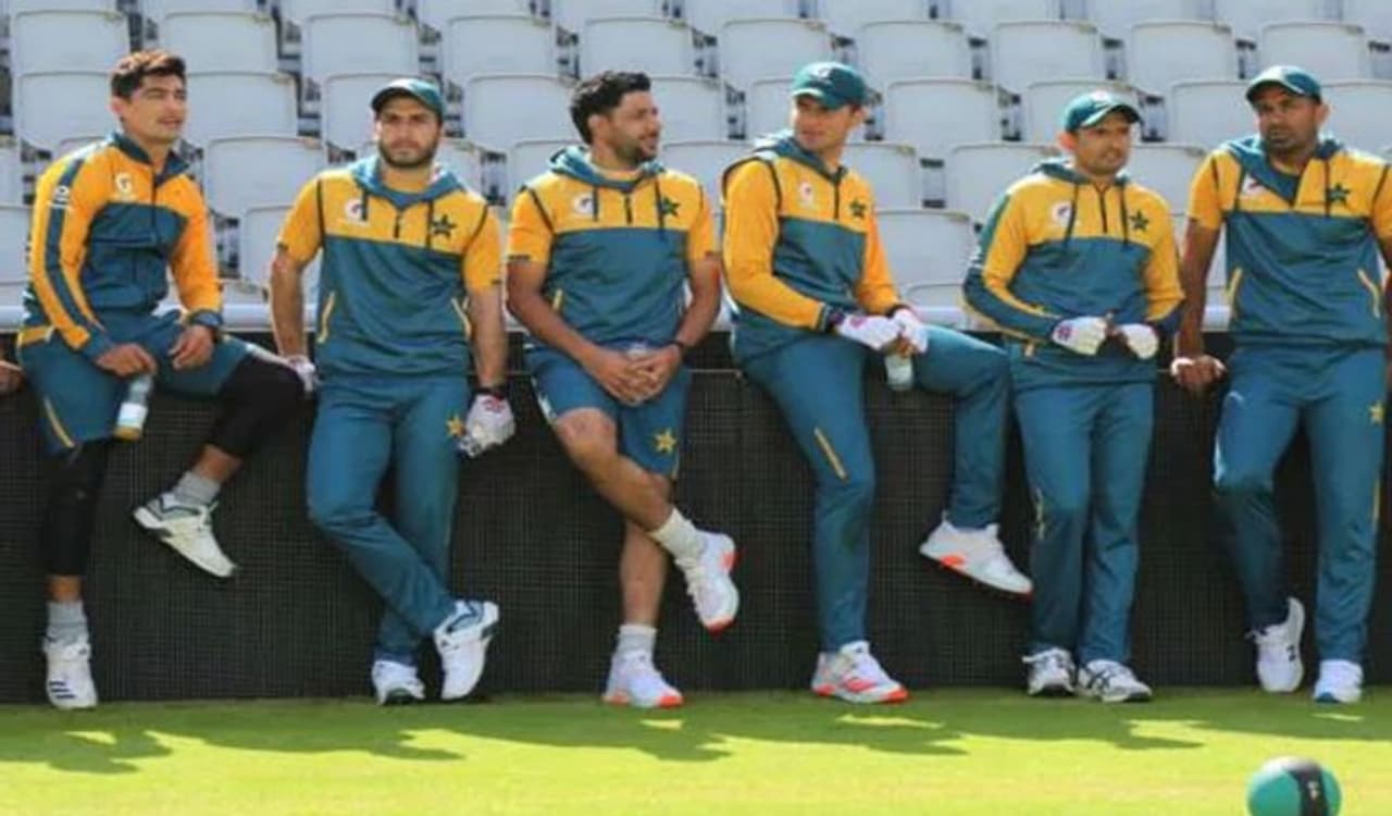 <p>పాక్ మాజీ బ్యాట్స్మెన్, కామెంటేటర్ రమీజ్ రాజా, పాక్ క్రికెట్ బోర్డుకి చురకలు అంటించాడు. కొత్త కుర్రాళ్లకు అవకాశాలు ఇవ్వకుండా, యువకుల సత్తాను పరీక్షించకుండా పాక్ క్రికెట్ బోర్డు తప్పు చేస్తోందని ఎద్దేవా చేశాడు.</p> <p>పాక్ మాజీ బ్యాట్స్మెన్, కామెంటేటర్ రమీజ్ రాజా, పాక్ క్రికెట్ బోర్డుకి చురకలు అంటించాడు. కొత్త కుర్రాళ్లకు అవకాశాలు ఇవ్వకుండా, యువకుల సత్తాను పరీక్షించకుండా పాక్ క్రికెట్ బోర్డు తప్పు చేస్తోందని ఎద్దేవా చేశాడు.</p>