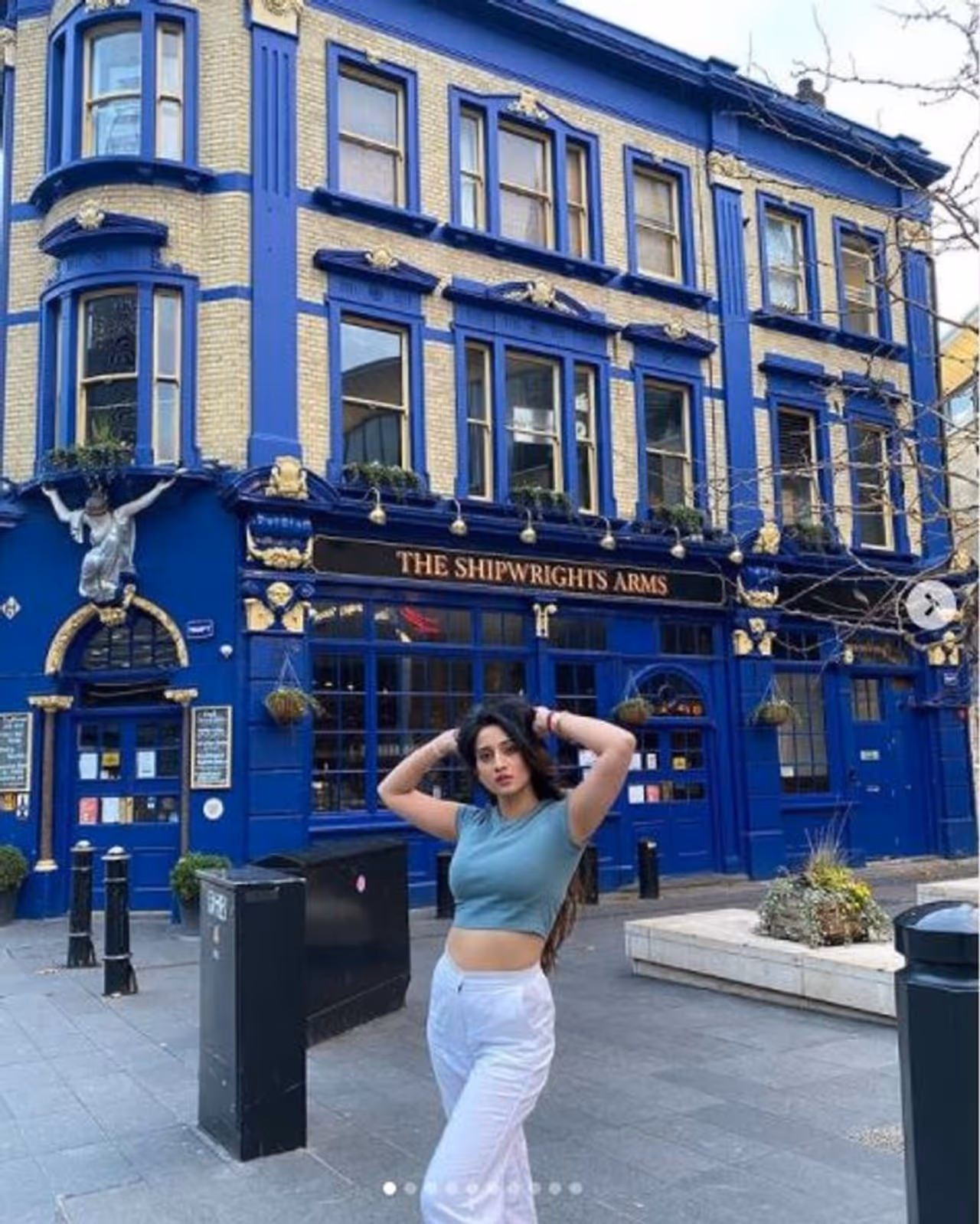 <p>ಕೊಡಗಿನಲ್ಲಿ ಹೊಸ ಮನೆ ಗೃಹ ಪ್ರವೇಶ ನಡೆದ ನಂತರ ನಟ ಹರ್ಷಿಕಾ ವಿದೇಶ ಪಯಣ ಮಾಡಿದ್ದಾರೆ.</p> <p>ಕೊಡಗಿನಲ್ಲಿ ಹೊಸ ಮನೆ ಗೃಹ ಪ್ರವೇಶ ನಡೆದ ನಂತರ ನಟ ಹರ್ಷಿಕಾ ವಿದೇಶ ಪಯಣ ಮಾಡಿದ್ದಾರೆ.</p>