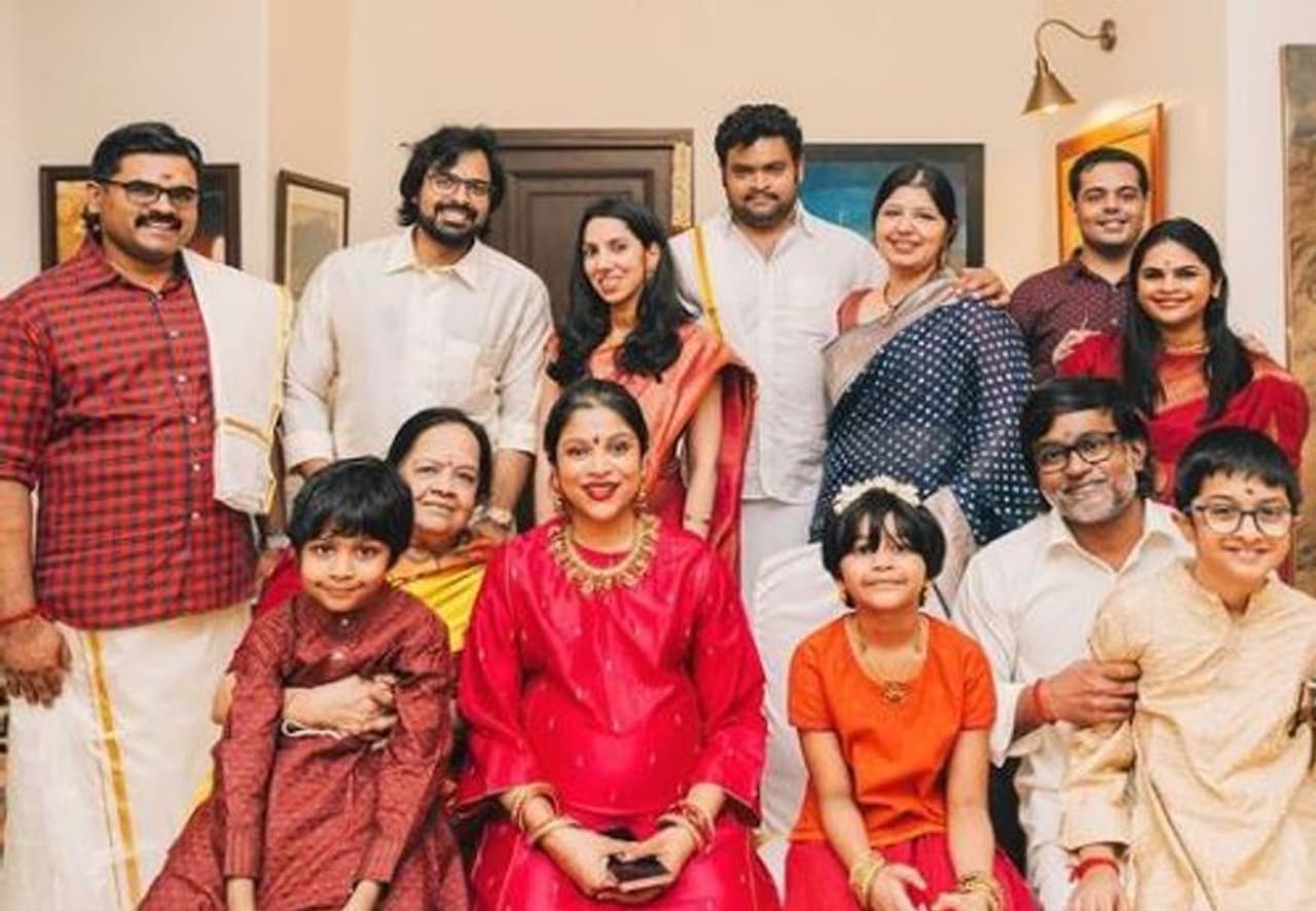 <p>குடும்பத்துடன் கீதாஞ்சலி </p> <p>குடும்பத்துடன் கீதாஞ்சலி </p>