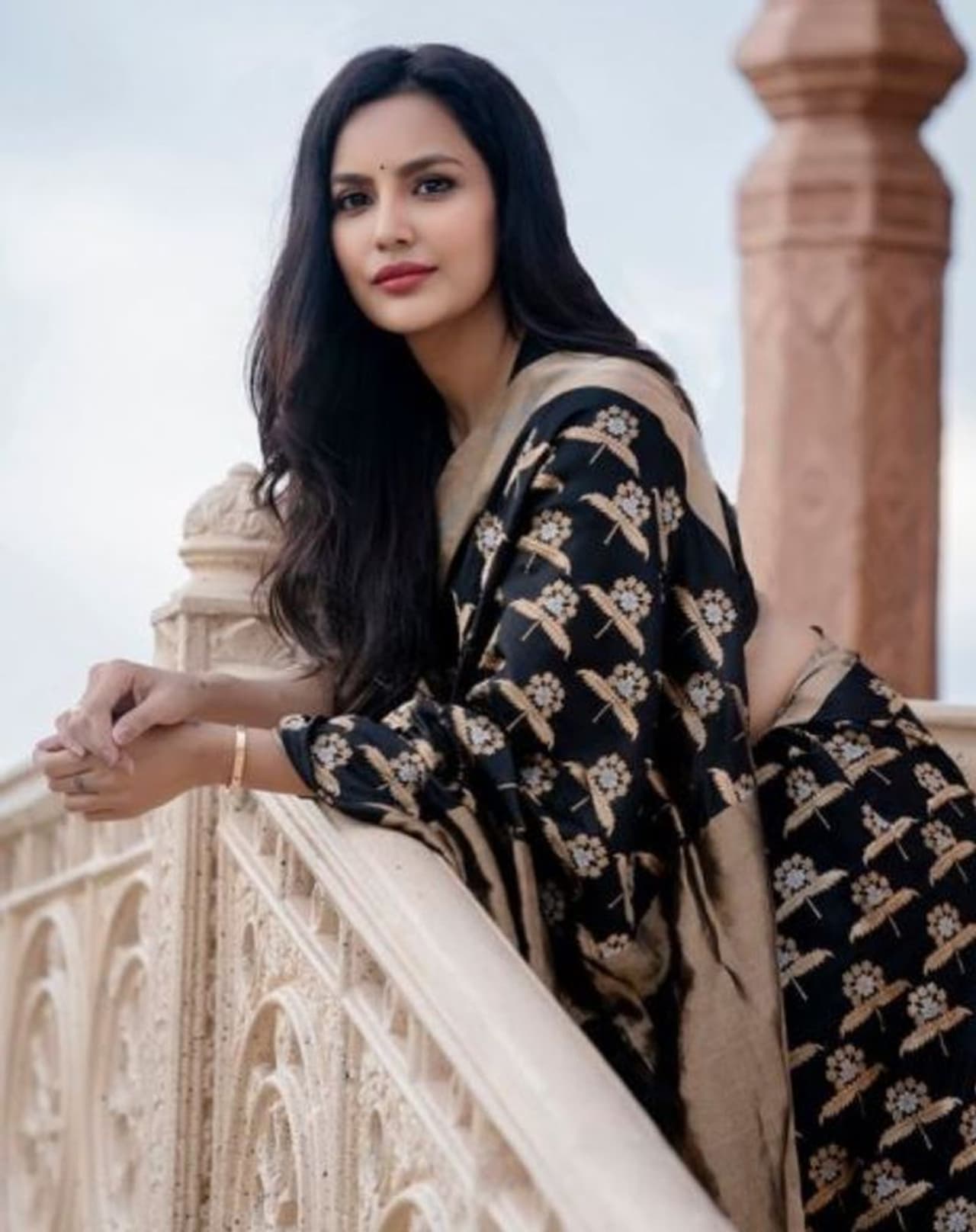 <p>கருப்பு சேலையில் செம்ம ஹாட் </p> <p>கருப்பு சேலையில் செம்ம ஹாட் </p>