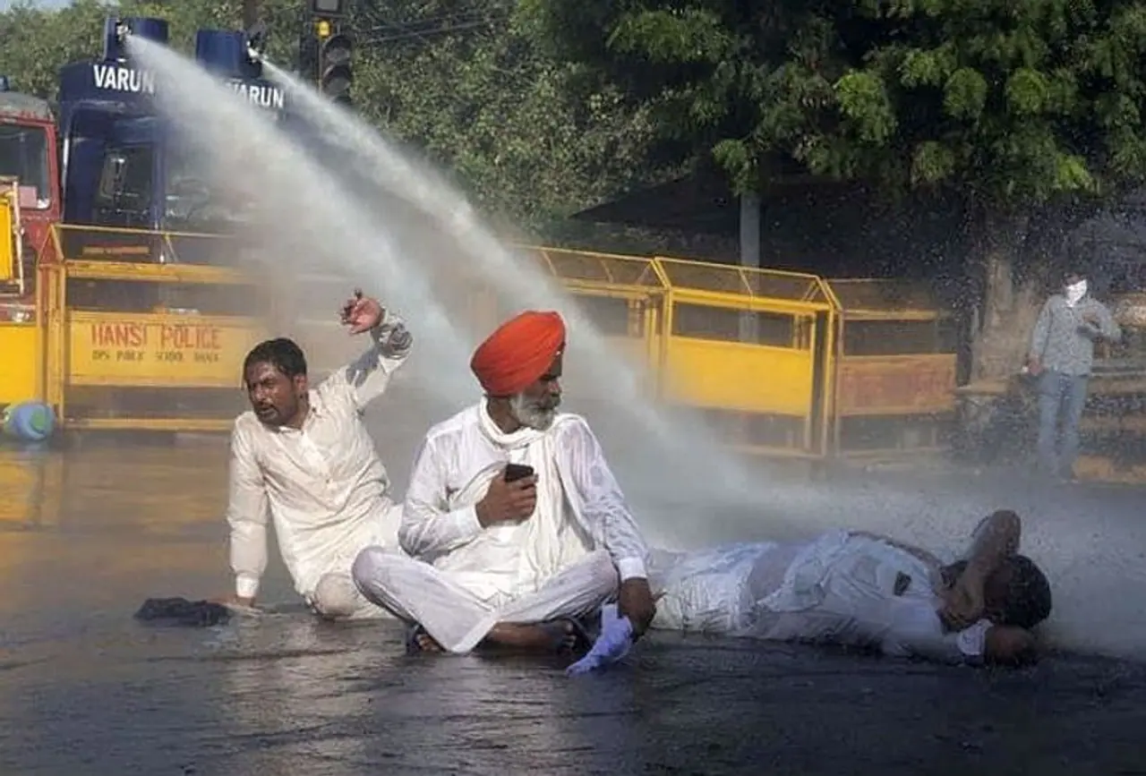 <p>In an interview to news agency <em>AN</em>I, Captain Amarinder said: "Shocked at your response M L Khattarji. It's the farmers who've to be convinced on MSP, not me. You should've tried to talk to them before their Dilli Chalo. And if you think I am inciting farmers then why are Haryana farmers also marching to Delhi?"</p> <p>In an interview to news agency <em>AN</em>I, Captain Amarinder said: "Shocked at your response M L Khattarji. It's the farmers who've to be convinced on MSP, not me. You should've tried to talk to them before their Dilli Chalo. And if you think I am inciting farmers then why are Haryana farmers also marching to Delhi?"</p>