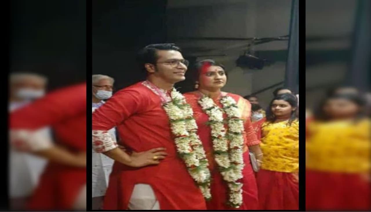 <p>Anirban was spotted wearing a red Panjabi at his wedding. Bride Madhurima also chose to wear a red Benarasi. The couple looked absolutely gorgeous in a traditional avatar.&nbsp;<br />&nbsp;</p>