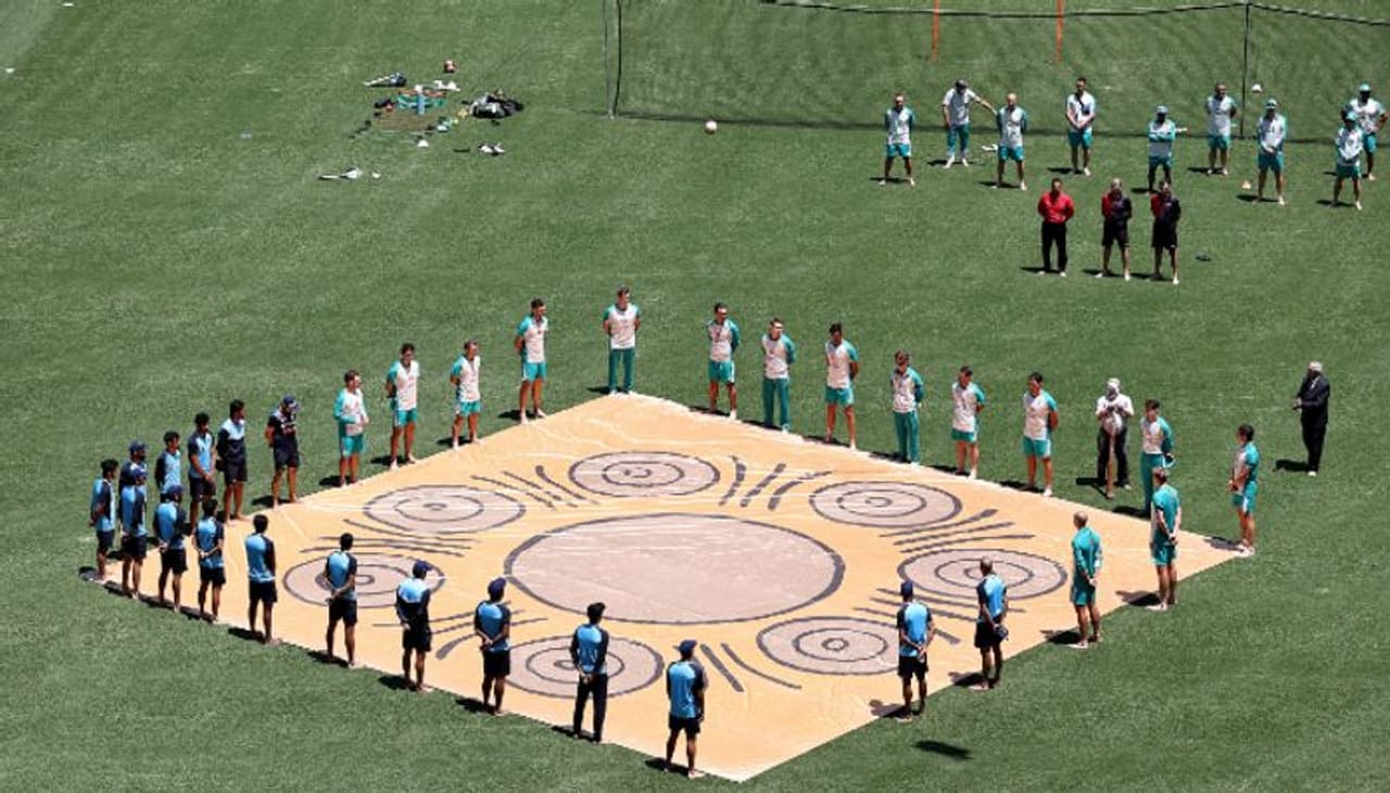 <p>ఆసీస్ వన్డే సిరీస్ ఆరంభానికి ముందు ‘బేర్ ఫూట్ సర్కిల్’ పద్ధతిలో ఆచారాన్ని నిర్వహించింది క్రికెట్ ఆస్ట్రేలియా... </p> <p>ఆసీస్ వన్డే సిరీస్ ఆరంభానికి ముందు ‘బేర్ ఫూట్ సర్కిల్’ పద్ధతిలో ఆచారాన్ని నిర్వహించింది క్రికెట్ ఆస్ట్రేలియా... </p>