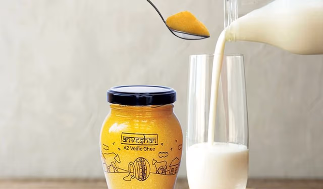 <p>ಹೌದು ತುಪ್ಪದೊಂದಿಗೆ ಹಾಲು ಕುಡಿಯುವುದು ಆರೋಗ್ಯಕ್ಕೆ ತುಂಬಾನೇ ಉತ್ತಮ. ಇದು ಚಯಾಪಚಯವನ್ನು ಹೆಚ್ಚಿಸುವುದು, ತ್ರಾಣ ಮತ್ತು ಕೀಲು ನೋವು ಹೆಚ್ಚುವುದರಿಂದಲೂ ಪರಿಹಾರ ನೀಡುತ್ತದೆ. ತುಪ್ಪವು ಜನಪ್ರಿಯ ಆಯುರ್ವೇದ ಆಹಾರ ಪದಾರ್ಥಗಳಲ್ಲಿ ಒಂದಾಗಿದೆ, ಇದರ ಪ್ರಯೋಜನಗಳು ಹಲವಾರು.</p> <p>ಹೌದು ತುಪ್ಪದೊಂದಿಗೆ ಹಾಲು ಕುಡಿಯುವುದು ಆರೋಗ್ಯಕ್ಕೆ ತುಂಬಾನೇ ಉತ್ತಮ. ಇದು ಚಯಾಪಚಯವನ್ನು ಹೆಚ್ಚಿಸುವುದು, ತ್ರಾಣ ಮತ್ತು ಕೀಲು ನೋವು ಹೆಚ್ಚುವುದರಿಂದಲೂ ಪರಿಹಾರ ನೀಡುತ್ತದೆ. ತುಪ್ಪವು ಜನಪ್ರಿಯ ಆಯುರ್ವೇದ ಆಹಾರ ಪದಾರ್ಥಗಳಲ್ಲಿ ಒಂದಾಗಿದೆ, ಇದರ ಪ್ರಯೋಜನಗಳು ಹಲವಾರು.</p>