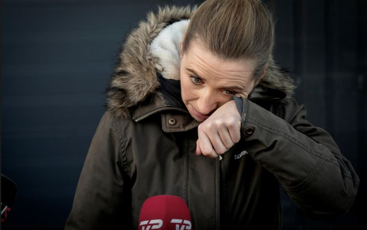 <p>ഡെന്മാര്ക്കിലെ നീര്നായ ഫാം സന്ദര്ശിച്ച പ്രധാനമന്ത്രി മെറ്റ് ഫ്രെഡറിക്സൻ വികാരാധീനയായി. സര്ക്കാറിന്റെ തീരുമാനത്തിനെതിരെ പ്രതിപക്ഷം ആരോപണങ്ങള് ഉന്നയിക്കുന്നതിനിടെയായിരുന്നു പ്രധാനമന്ത്രി മെറ്റ് ഫ്രെഡറിക്സൻ നീര്നായ ഫാം സന്ദര്ശിച്ചത്. </p> <p>ഡെന്മാര്ക്കിലെ നീര്നായ ഫാം സന്ദര്ശിച്ച പ്രധാനമന്ത്രി മെറ്റ് ഫ്രെഡറിക്സൻ വികാരാധീനയായി. സര്ക്കാറിന്റെ തീരുമാനത്തിനെതിരെ പ്രതിപക്ഷം ആരോപണങ്ങള് ഉന്നയിക്കുന്നതിനിടെയായിരുന്നു പ്രധാനമന്ത്രി മെറ്റ് ഫ്രെഡറിക്സൻ നീര്നായ ഫാം സന്ദര്ശിച്ചത്. </p>