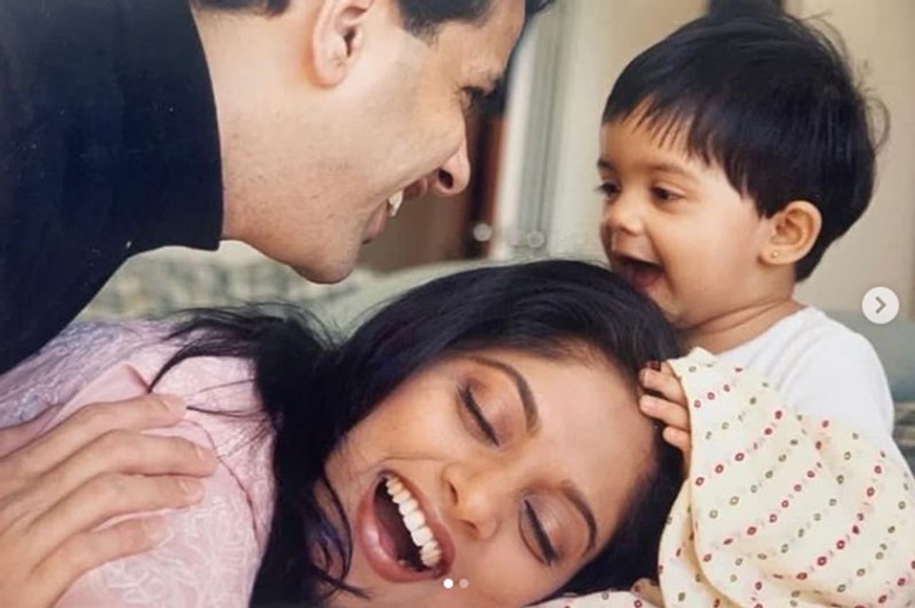 <p>"സന്തോഷ ജന്മദിനം സനം.. നീ എത്ര അകലെയാണെന്നതോ അടുത്താണെന്നതോ പ്രധാനമല്ല, ഞങ്ങളുടെ സ്നേഹം എല്ലായ്പ്പോഴും നിനക്കൊപ്പമുണ്ടാകും" എന്നാണ് നദിയ സോഷ്യൽ മീഡിയയിൽ കുറിച്ചത്. മകൾക്കൊപ്പമുള്ള ചിത്രങ്ങളും താരം പങ്കുവയ്ക്കുന്നു. </p> <p>"സന്തോഷ ജന്മദിനം സനം.. നീ എത്ര അകലെയാണെന്നതോ അടുത്താണെന്നതോ പ്രധാനമല്ല, ഞങ്ങളുടെ സ്നേഹം എല്ലായ്പ്പോഴും നിനക്കൊപ്പമുണ്ടാകും" എന്നാണ് നദിയ സോഷ്യൽ മീഡിയയിൽ കുറിച്ചത്. മകൾക്കൊപ്പമുള്ള ചിത്രങ്ങളും താരം പങ്കുവയ്ക്കുന്നു. </p>