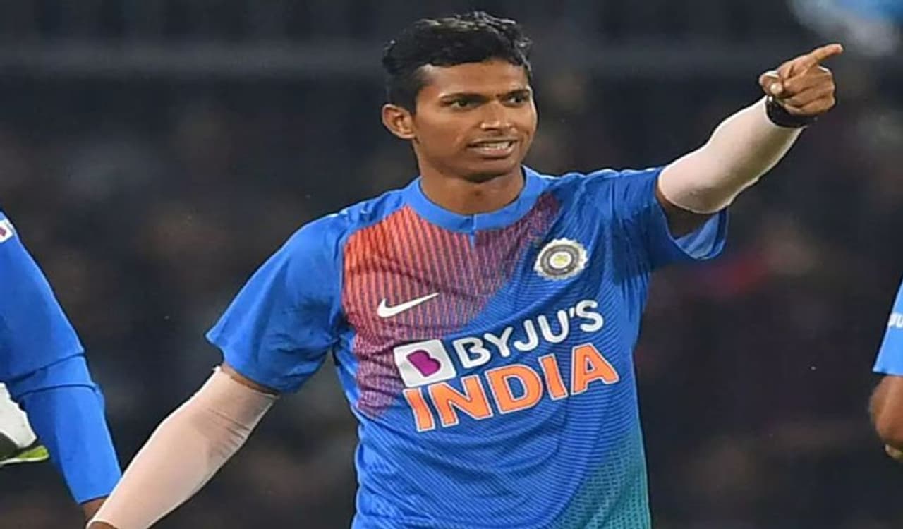 <p>నవ్దీప్ సైనీకి రెండో టీ20 మ్యాచ్లో బౌలింగ్ చేసే అవకాశం దక్కలేదు. భువనేశ్వర్ కుమార్, చేతన్ సకారియాలతో పాటు ముగ్గురు స్పిన్నర్లతో పూర్తి స్పెల్ వేయించిన కెప్టెన్ శిఖర్ ధావన్, సైనీకి ఒక్క ఓవర్ కూడా ఇవ్వకపోవడం అందర్నీ ఆశ్చర్యానికి గురి చేసింది...</p> <p>నవ్దీప్ సైనీకి రెండో టీ20 మ్యాచ్లో బౌలింగ్ చేసే అవకాశం దక్కలేదు. భువనేశ్వర్ కుమార్, చేతన్ సకారియాలతో పాటు ముగ్గురు స్పిన్నర్లతో పూర్తి స్పెల్ వేయించిన కెప్టెన్ శిఖర్ ధావన్, సైనీకి ఒక్క ఓవర్ కూడా ఇవ్వకపోవడం అందర్నీ ఆశ్చర్యానికి గురి చేసింది...</p>