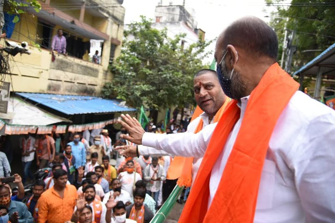 <p>జీహెచ్ఎంసీ ఎన్నికల్లో 48 కార్పోరేటర్ స్థానాలను కైవసం చేసుకొన్న బీజేపీ... టీఆర్ఎస్ కు సవాల్ విసిరింది. బీజేపీ కంటే ఈ ఎన్నికల్లో టీఆర్ఎస్ కు 6,066 ఓట్లు అధికంగా వచ్చాయి. బీజేపీకి 35.55 శాతం ఓట్లు వస్తే టీఆర్ఎస్ కు 35.73 శాతం ఓట్లు వచ్చినట్టుగా గణాంకాలు తెలుపుతున్నాయి.</p> <p>జీహెచ్ఎంసీ ఎన్నికల్లో 48 కార్పోరేటర్ స్థానాలను కైవసం చేసుకొన్న బీజేపీ... టీఆర్ఎస్ కు సవాల్ విసిరింది. బీజేపీ కంటే ఈ ఎన్నికల్లో టీఆర్ఎస్ కు 6,066 ఓట్లు అధికంగా వచ్చాయి. బీజేపీకి 35.55 శాతం ఓట్లు వస్తే టీఆర్ఎస్ కు 35.73 శాతం ఓట్లు వచ్చినట్టుగా గణాంకాలు తెలుపుతున్నాయి.</p>