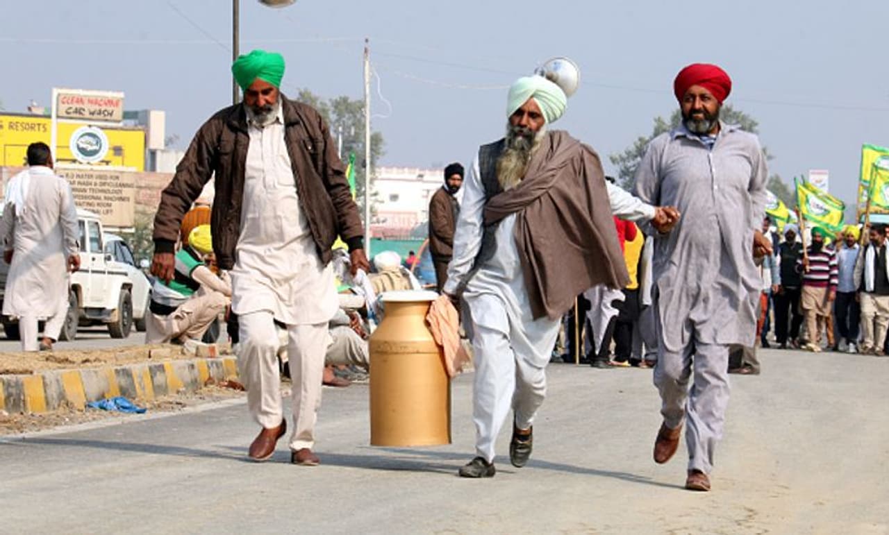 <p>ರೈತರು ಟ್ರ್ಯಾಕ್ಟರ್ ಹಾಗೂ ಲಾರಿಗಳಲ್ಲಿ ತಿಂಗಳಿಗಾಗುವಷ್ಟು ದವಸ ಧಾನ್ಯ ಹಾಗೂ ಅಗತ್ಯ ವಸ್ತುಗಳೊಂದಿಗೆ ದೆಹಲಿ ಪ್ರವೇಶಿಸಲು ಯತ್ನಿಸುತ್ತಿದ್ದಾರೆ. ಅನೇಕ ಮಂದಿ ಕಾಲ್ನಡಿಗೆಯಲ್ಲೇ ರಾಷ್ಟ್ರ ರಾಜಧಾನಿಗೆ ಎಂಟ್ರಿ ನೀಡಲು ಪ್ರಯತ್ನಿಸುತ್ತಿದ್ದಾರೆ.</p>