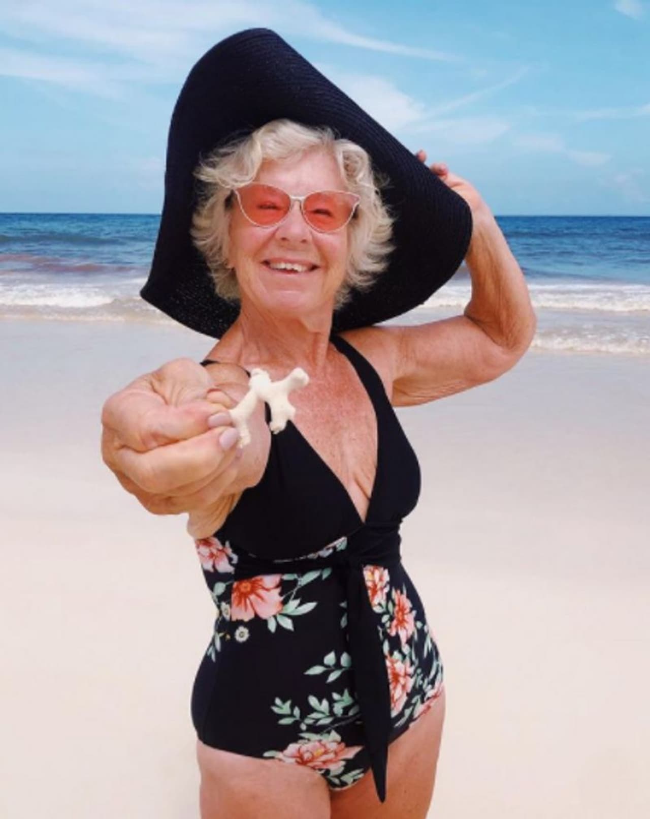 <p>ಕೆನಡಾದ ಒಂಟಾರಿಯೋದ ಜೋನ್ ಮೆಕ್‌ಡೊನಾಲ್ಡ್ ಎಂಬ 73ರ ವೃದ್ಧೆ ಈಗಲೂ ಪರ್ಫೆಕ್ಟ್ ಫೀಟ್</p>