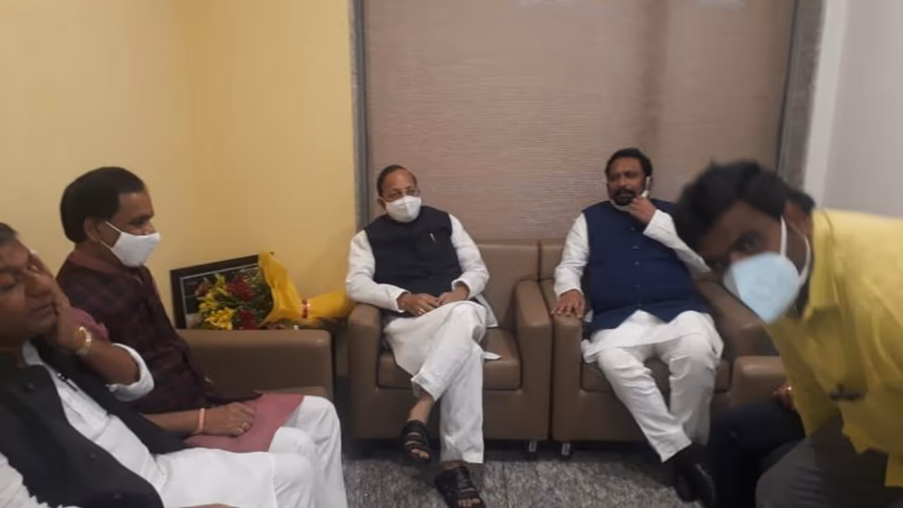 <p>ರಾಜ್ಯ ಬಿಜೆಪಿಯಲ್ಲಿ ಮಹತ್ವದ ಬೆಳವಣಿಗೆಗಳಾಗುತ್ತಿದ್ದು, ದೆಹಲಿಯಲ್ಲಿ ಕರ್ನಾಟಕ ರಾಜಕೀಯ ಜೋರಾಗಿ ನಡೆಯುತ್ತಿದೆ.</p> <p>ರಾಜ್ಯ ಬಿಜೆಪಿಯಲ್ಲಿ ಮಹತ್ವದ ಬೆಳವಣಿಗೆಗಳಾಗುತ್ತಿದ್ದು, ದೆಹಲಿಯಲ್ಲಿ ಕರ್ನಾಟಕ ರಾಜಕೀಯ ಜೋರಾಗಿ ನಡೆಯುತ್ತಿದೆ.</p>