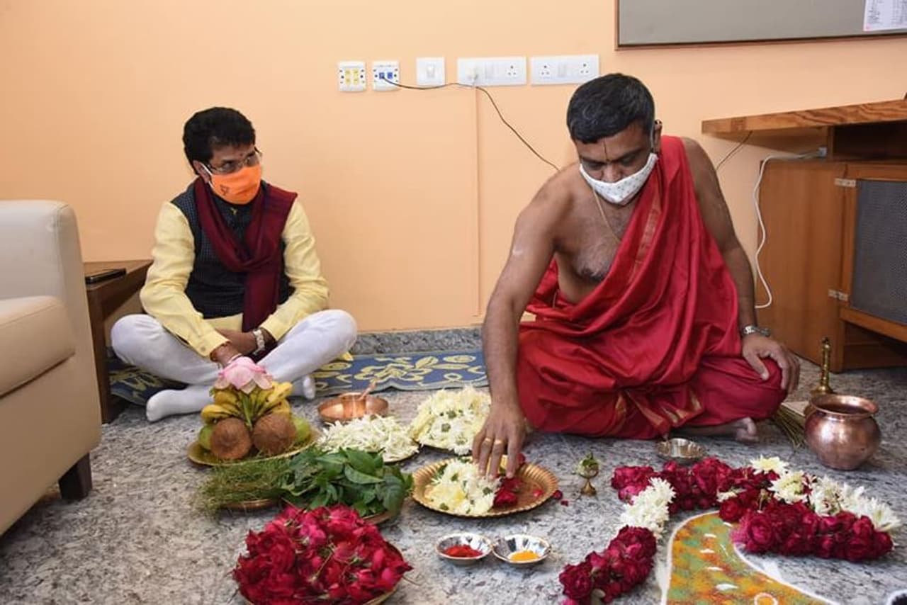 <p>ಕಾರ್ಯದರ್ಶಿಯಾಗಿ ನೇಮಕಗೊಂಡಿರುವ ಶಾಸಕ ಸಿ.ಟಿ. ರವಿ ಶುಕ್ರವಾರ ರಾಷ್ಟ್ರ ರಾಜಧಾನಿಯಲ್ಲಿರುವ ರಾಷ್ಟ್ರೀಯ ಬಿಜೆಪಿ ಕಚೇರಿಯಲ್ಲಿ ತಮ್ಮ ಕಚೇರಿ ಪೂಜೆ ಮಾಡಿದರು.</p> <p>ಕಾರ್ಯದರ್ಶಿಯಾಗಿ ನೇಮಕಗೊಂಡಿರುವ ಶಾಸಕ ಸಿ.ಟಿ. ರವಿ ಶುಕ್ರವಾರ ರಾಷ್ಟ್ರ ರಾಜಧಾನಿಯಲ್ಲಿರುವ ರಾಷ್ಟ್ರೀಯ ಬಿಜೆಪಿ ಕಚೇರಿಯಲ್ಲಿ ತಮ್ಮ ಕಚೇರಿ ಪೂಜೆ ಮಾಡಿದರು.</p>