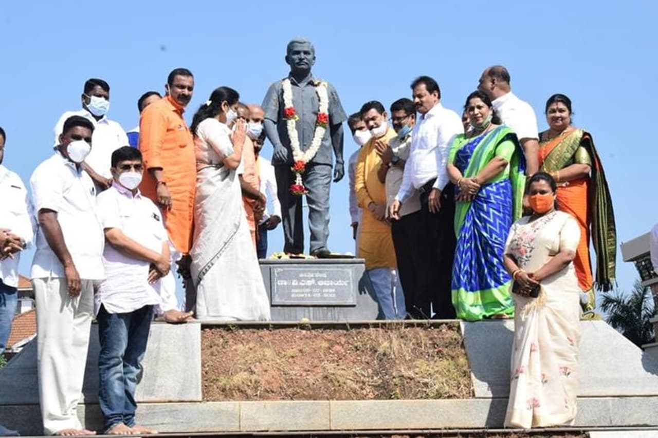 <p>ರಾಜ್ಯಾದ್ಯಂತ ನಡೆಯುವ ಸರಣಿಗೆ ಅನುಗುಣವಾಗಿ, ಉಡುಪಿ ಗ್ರಾಮಾಂತರ, ಕುಂದಾಪುರ ಮಂಡಲ ಹಾಗೂ ಬೈಂದೂರು ಬಿಜೆಪಿ ಮಂಡಲದ ಆಶ್ರಯದಲ್ಲಿ ಕೋಟೇಶ್ವರ ಸರಸ್ವತಿ ಕಲ್ಯಾಣ ಮಂಟಪದಲ್ಲಿ ಗ್ರಾಮ ಸ್ವರಾಜ್ಯ ಸಮಾವೇಶ ಉದ್ಘಾಟಿಸಿದ ನಳಿನ್ ಕುಮಾರ್ ಕಟೀಲ್ </p> <p>ರಾಜ್ಯಾದ್ಯಂತ ನಡೆಯುವ ಸರಣಿಗೆ ಅನುಗುಣವಾಗಿ, ಉಡುಪಿ ಗ್ರಾಮಾಂತರ, ಕುಂದಾಪುರ ಮಂಡಲ ಹಾಗೂ ಬೈಂದೂರು ಬಿಜೆಪಿ ಮಂಡಲದ ಆಶ್ರಯದಲ್ಲಿ ಕೋಟೇಶ್ವರ ಸರಸ್ವತಿ ಕಲ್ಯಾಣ ಮಂಟಪದಲ್ಲಿ ಗ್ರಾಮ ಸ್ವರಾಜ್ಯ ಸಮಾವೇಶ ಉದ್ಘಾಟಿಸಿದ ನಳಿನ್ ಕುಮಾರ್ ಕಟೀಲ್ </p>