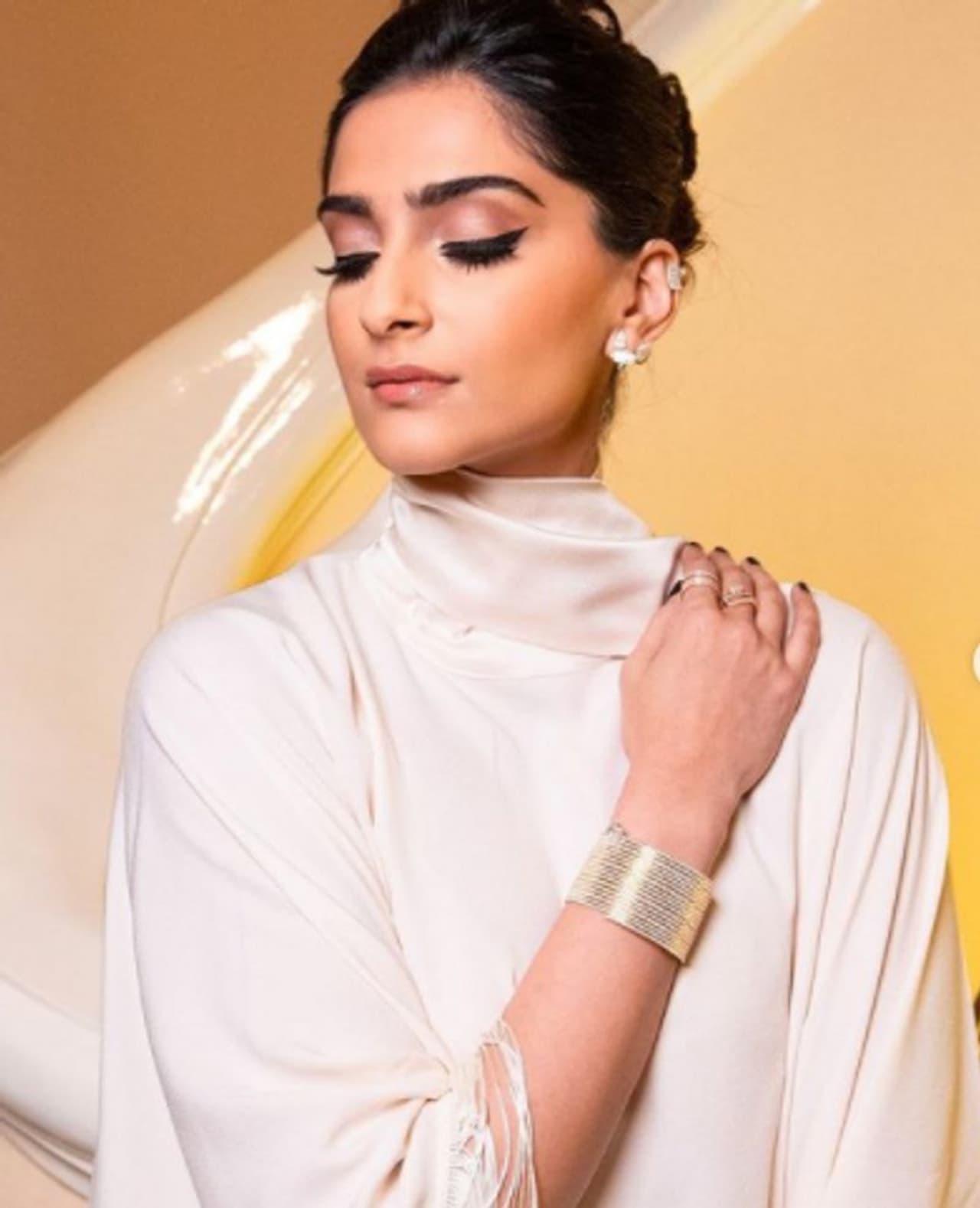 <p>ಸಂಜಯ್ ಲೀಲಾ ಬನ್ಸಾಲಿ ಅವರ ಸಾವರಿಯಾ ಸಿನಿಮಾ ಮೂಲಕ ಬಾಲಿವುಡ್‌ಗೆ ಎಂಟ್ರಿ ಕೊಟ್ಟ ಅನಿಲ್ ಕಪೂರ್ ಪುತ್ರಿ ಸೋನಂ ಕಪೂರ್ ಈಗ ಟಾಲಿವುಡ್ ಎಂಟ್ರಿಗೆ ರೆಡಿಯಾಗಿದ್ದಾರೆ.</p>