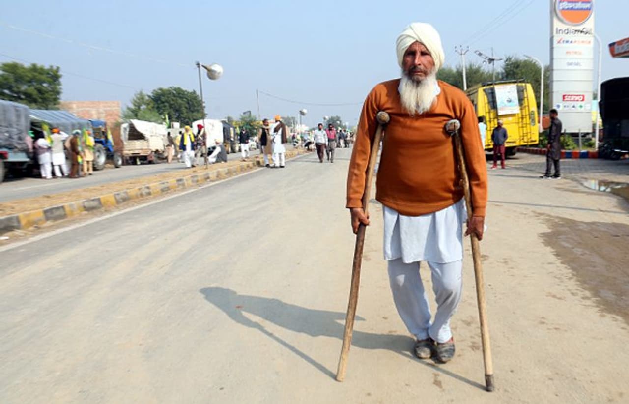 <p>രാജ്യത്തിന്റെ വിവിധ സംസ്ഥാനങ്ങളില് നിന്നുള്ള 200 ഓളം കര്ഷക സംഘടനകളുടെ നേതൃത്വത്തിലാണ് എന്ഡിഎ സര്ക്കാര് നിയമമാക്കിയ മൂന്ന് കര്ഷക ബില്ലുകള് പിന്വലിക്കണമെന്നാവശ്യപ്പെട്ട് ദില്ലിയിലേക്ക് 'ദില്ലി ചലോ' എന്ന പേരില് കര്ഷകര് മാര്ച്ച് ആരംഭിച്ചത്. </p> <p>രാജ്യത്തിന്റെ വിവിധ സംസ്ഥാനങ്ങളില് നിന്നുള്ള 200 ഓളം കര്ഷക സംഘടനകളുടെ നേതൃത്വത്തിലാണ് എന്ഡിഎ സര്ക്കാര് നിയമമാക്കിയ മൂന്ന് കര്ഷക ബില്ലുകള് പിന്വലിക്കണമെന്നാവശ്യപ്പെട്ട് ദില്ലിയിലേക്ക് 'ദില്ലി ചലോ' എന്ന പേരില് കര്ഷകര് മാര്ച്ച് ആരംഭിച്ചത്. </p>