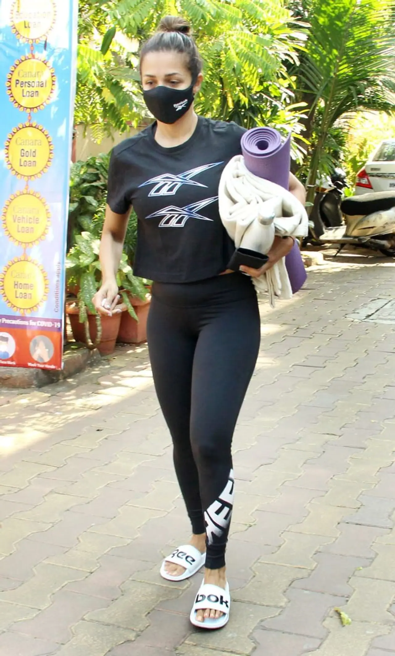 <p>ಮಲೈಕಾ ಇತ್ತೀಚೆಗಷ್ಟೇ ಯೋಗ ಕ್ಲಾಸ್ ಮುಂಭಾಗ ಕಾಣಿಸಿಕೊಂಡಿದ್ರು.</p> <p>ಮಲೈಕಾ ಇತ್ತೀಚೆಗಷ್ಟೇ ಯೋಗ ಕ್ಲಾಸ್ ಮುಂಭಾಗ ಕಾಣಿಸಿಕೊಂಡಿದ್ರು.</p>