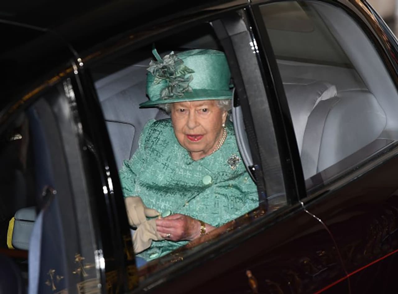 <p>അതിൽ ഏറ്റവും പ്രധാനപ്പെട്ടത് വാഹനമോടിക്കാൻ രാജ്ഞിയ്ക്ക് ലൈസൻസിന്റെ ആവശ്യമില്ല എന്നതാണ്. ഒരുപക്ഷേ ലോകത്തിൽ ഒരേയൊരാൾക്ക് മാത്രം ലഭിക്കുന്ന ഭാഗ്യമാണ് അത്. അവർക്ക് വണ്ടിയോടിക്കാൻ ഒരു ലൈസൻസോ, നമ്പർ പ്ലേറ്റോ ഒന്നും ആവശ്യമില്ല. </p> <p>അതിൽ ഏറ്റവും പ്രധാനപ്പെട്ടത് വാഹനമോടിക്കാൻ രാജ്ഞിയ്ക്ക് ലൈസൻസിന്റെ ആവശ്യമില്ല എന്നതാണ്. ഒരുപക്ഷേ ലോകത്തിൽ ഒരേയൊരാൾക്ക് മാത്രം ലഭിക്കുന്ന ഭാഗ്യമാണ് അത്. അവർക്ക് വണ്ടിയോടിക്കാൻ ഒരു ലൈസൻസോ, നമ്പർ പ്ലേറ്റോ ഒന്നും ആവശ്യമില്ല. </p>