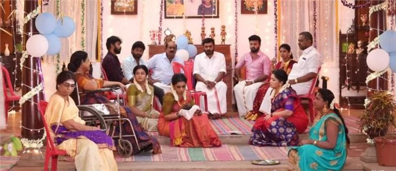 <p>விஜய் டிவி தொலைக்காட்சியில் ஒளிபரப்பாகி வரும், மற்ற சீரியல்களை டி.ஆர்.பி யில் அடித்து நொறுக்கி கெத்து காட்டி வருகிறது 'பாண்டியன் ஸ்டோர்'. அண்ணன் தம்பிகளின் பாசமான நினைவுகளை மனதில் பதித்துள்ள இந்த சீரியலில் நடித்து வரும் அனைவருக்குமே தனி ரசிகர்கள் கூட்டம் உள்ளது.<br /> </p> <p>விஜய் டிவி தொலைக்காட்சியில் ஒளிபரப்பாகி வரும், மற்ற சீரியல்களை டி.ஆர்.பி யில் அடித்து நொறுக்கி கெத்து காட்டி வருகிறது 'பாண்டியன் ஸ்டோர்'. அண்ணன் தம்பிகளின் பாசமான நினைவுகளை மனதில் பதித்துள்ள இந்த சீரியலில் நடித்து வரும் அனைவருக்குமே தனி ரசிகர்கள் கூட்டம் உள்ளது.<br /> </p>