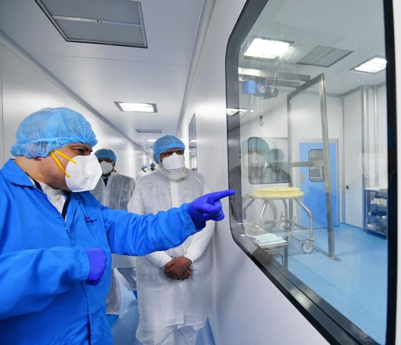 <p>హైదరాబాద్: ప్రపంచాన్ని పట్టి పీడిస్తున్న కరోనా మహమ్మారిని తరిమికొట్టేందుకు ప్రపంచవ్యాప్తంగా వ్యాక్సిన్ తయారీకి ముమ్మర ప్రయత్నాలు జరుగుతున్న విషయం తెలిసిందే. ఇలా భారత్ లో కూడా కరోనా వ్యాక్సిన్ తయారీ ప్రక్రియ కొనసాగుతోంది. డిసెంబర్ లో కరోనా సెకండ్ వేవ్ ప్రారంభంకానుందన్న హెచ్చరికల నేపథ్యంలో ఎంత తొందరగా అయితే అంత తొందరగా వ్యాక్సిన్ ను ప్రజలకు అందుబాటులోకి తేవాలని కేంద్ర ప్రభుత్వం భావిస్తోంది. ఇందులో భాగంగానే స్వయంగా ప్రధాని నరేంద్ర మోదీ వ్యాక్సిన తయారీ ప్రక్రియ ఎలా సాగుతుందో పరిశీలించేందుకు శనివారం మూడు రాష్ట్రాల్లో పర్యటిస్తున్నారు. </p> <p>హైదరాబాద్: ప్రపంచాన్ని పట్టి పీడిస్తున్న కరోనా మహమ్మారిని తరిమికొట్టేందుకు ప్రపంచవ్యాప్తంగా వ్యాక్సిన్ తయారీకి ముమ్మర ప్రయత్నాలు జరుగుతున్న విషయం తెలిసిందే. ఇలా భారత్ లో కూడా కరోనా వ్యాక్సిన్ తయారీ ప్రక్రియ కొనసాగుతోంది. డిసెంబర్ లో కరోనా సెకండ్ వేవ్ ప్రారంభంకానుందన్న హెచ్చరికల నేపథ్యంలో ఎంత తొందరగా అయితే అంత తొందరగా వ్యాక్సిన్ ను ప్రజలకు అందుబాటులోకి తేవాలని కేంద్ర ప్రభుత్వం భావిస్తోంది. ఇందులో భాగంగానే స్వయంగా ప్రధాని నరేంద్ర మోదీ వ్యాక్సిన తయారీ ప్రక్రియ ఎలా సాగుతుందో పరిశీలించేందుకు శనివారం మూడు రాష్ట్రాల్లో పర్యటిస్తున్నారు. </p>