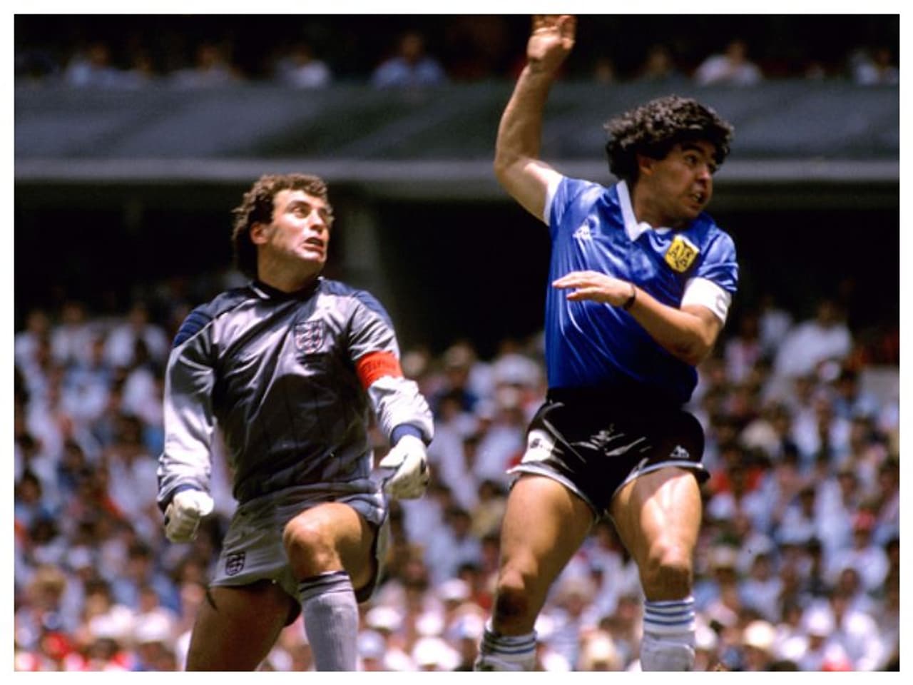 <p>மாரடோனா 1986 கால்பந்து உலகக்கோப்பை தொடரில் அர்ஜென்டினா நாட்டிற்கு கோப்பை வென்று கொடுத்தார். கேப்டனாகவும், வீரராகவும் சிறப்பாகசெயல்பட்டு இருந்தார் மாரடோனா. அடுத்து 1990இலும் அர்ஜென்டினா அணியை உலகக்கோப்பை இறுதிப் போட்டி வரை அழைத்துச் சென்றார்.<br />&nbsp;</p>