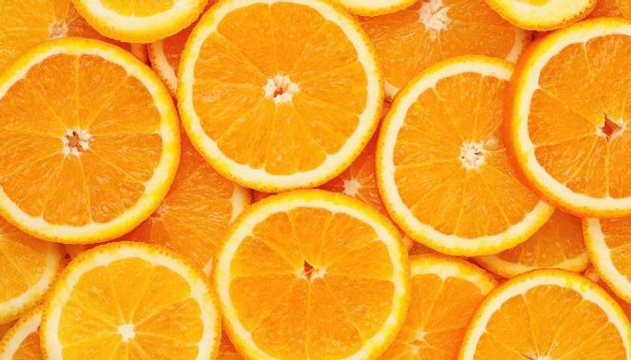 <p><strong>ഒന്ന്...</strong></p><p> </p><p>സിട്രസ് വിഭാഗത്തില് ഉള്പ്പെടുന്ന ഓറഞ്ചാണ് ഈ പട്ടികയിലെ ഒന്നാമന്. വിറ്റാമിന് സി ധാരാളം അടങ്ങിയ ഓറഞ്ച് പ്രതിരോധശേഷി വര്ധിപ്പിക്കുക മാത്രമല്ല, ശരീരഭാരം കുറയ്ക്കാനും സഹായിക്കും. കലോറി വളരെ കുറഞ്ഞ ഓറഞ്ചില് ഫൈബര്, പൊട്ടാസ്യം എന്നിവ ധാരാളം അടങ്ങിയിട്ടുണ്ട്. ഇവ വിശപ്പിനെ നിയന്ത്രിക്കുകയും അതുവഴി ശരീരഭാരം കുറയ്ക്കാനും സഹായിക്കും. </p> <p><strong>ഒന്ന്...</strong></p><p> </p><p>സിട്രസ് വിഭാഗത്തില് ഉള്പ്പെടുന്ന ഓറഞ്ചാണ് ഈ പട്ടികയിലെ ഒന്നാമന്. വിറ്റാമിന് സി ധാരാളം അടങ്ങിയ ഓറഞ്ച് പ്രതിരോധശേഷി വര്ധിപ്പിക്കുക മാത്രമല്ല, ശരീരഭാരം കുറയ്ക്കാനും സഹായിക്കും. കലോറി വളരെ കുറഞ്ഞ ഓറഞ്ചില് ഫൈബര്, പൊട്ടാസ്യം എന്നിവ ധാരാളം അടങ്ങിയിട്ടുണ്ട്. ഇവ വിശപ്പിനെ നിയന്ത്രിക്കുകയും അതുവഴി ശരീരഭാരം കുറയ്ക്കാനും സഹായിക്കും. </p>