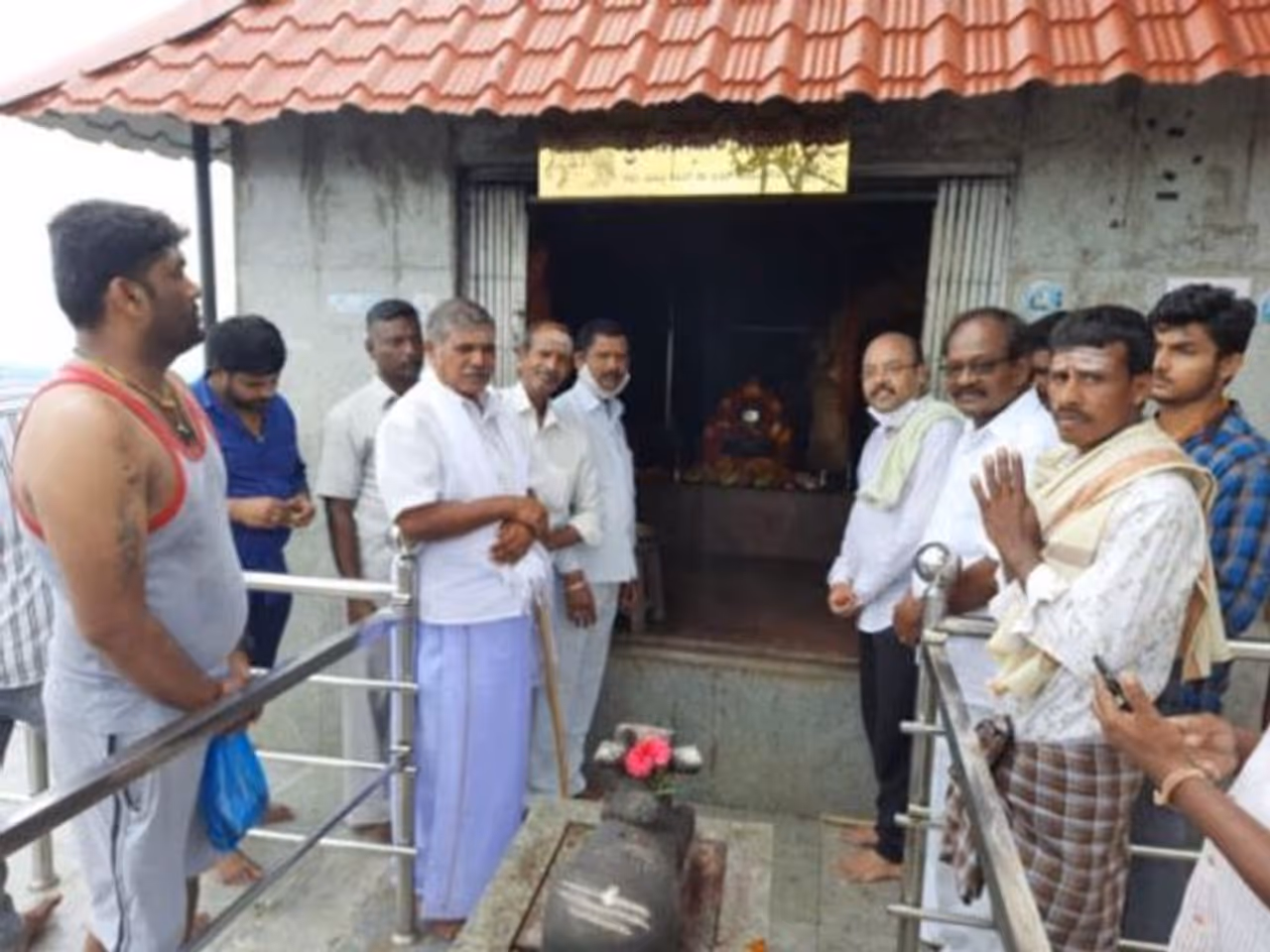 <p>ಪ್ರಸಿದ್ದ ಧಾರ್ಮಿಕ ಪುಣ್ಯಕ್ಷೇತ್ರ ಮಲೆ ಮಹದೇಶ್ವರ ಬೆಟ್ಟ ಮತ್ತು ನಾಗಮಲೆ ಕ್ಷೇತ್ರಗಳಿಗೆ ವರುಣಾ ಕ್ಷೇತ್ರದ ಶಾಸಕ ಹಾಗೂ ಮಾಜಿ ಮುಖ್ಯಮಂತ್ರಿ ಸಿದ್ಧರಾಮಯ್ಯ ಪುತ್ರ ಯತೀಂದ್ರ ಸಿದ್ಧರಾಮಯ್ಯ ಭೇಟಿ ನೀಡಿ ವಿಶೇಷ ಪೂಜೆ ಸಲ್ಲಿಸಿದರು.</p> <p>ಪ್ರಸಿದ್ದ ಧಾರ್ಮಿಕ ಪುಣ್ಯಕ್ಷೇತ್ರ ಮಲೆ ಮಹದೇಶ್ವರ ಬೆಟ್ಟ ಮತ್ತು ನಾಗಮಲೆ ಕ್ಷೇತ್ರಗಳಿಗೆ ವರುಣಾ ಕ್ಷೇತ್ರದ ಶಾಸಕ ಹಾಗೂ ಮಾಜಿ ಮುಖ್ಯಮಂತ್ರಿ ಸಿದ್ಧರಾಮಯ್ಯ ಪುತ್ರ ಯತೀಂದ್ರ ಸಿದ್ಧರಾಮಯ್ಯ ಭೇಟಿ ನೀಡಿ ವಿಶೇಷ ಪೂಜೆ ಸಲ್ಲಿಸಿದರು.</p>