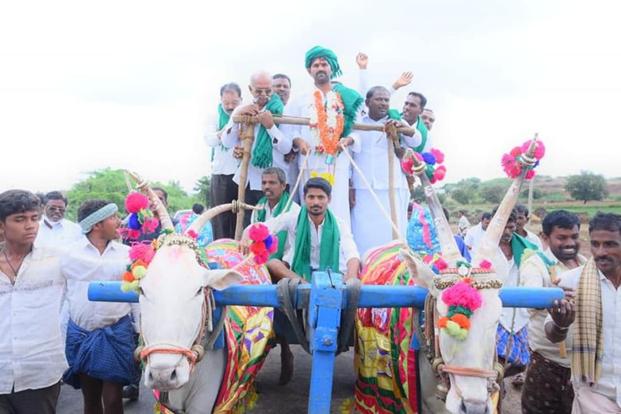 <p>ರೈತರೊಂದಿಗೆ ಎತ್ತಿನಗಾಡಿಯಲ್ಲಿ ಹೋಗಿ ಏತ ನೀರಾವರಿ ಭೂಮಿಪೂಜೆ ಮಾಡಿದ ಕಂಪ್ಲಿ ಶಾಸಕ ಜೆ.ಎನ್. ಗಣೇಶ್</p>