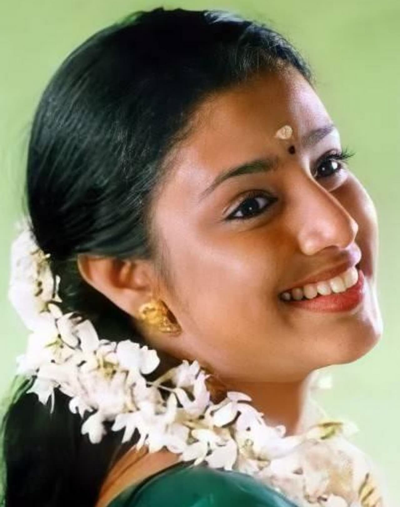 <p>വീണ്ടും ചില വീട്ടുകാര്യങ്ങള് എന്ന, സത്യൻ അന്തിക്കാട് സംവിധാനം ചെയ്ത ചിത്രത്തിലൂടെ 1999ലാണ് സംയുക്ത വര്മ വെള്ളിത്തിരയിലെത്തുന്നത്.</p> <p>വീണ്ടും ചില വീട്ടുകാര്യങ്ങള് എന്ന, സത്യൻ അന്തിക്കാട് സംവിധാനം ചെയ്ത ചിത്രത്തിലൂടെ 1999ലാണ് സംയുക്ത വര്മ വെള്ളിത്തിരയിലെത്തുന്നത്.</p>