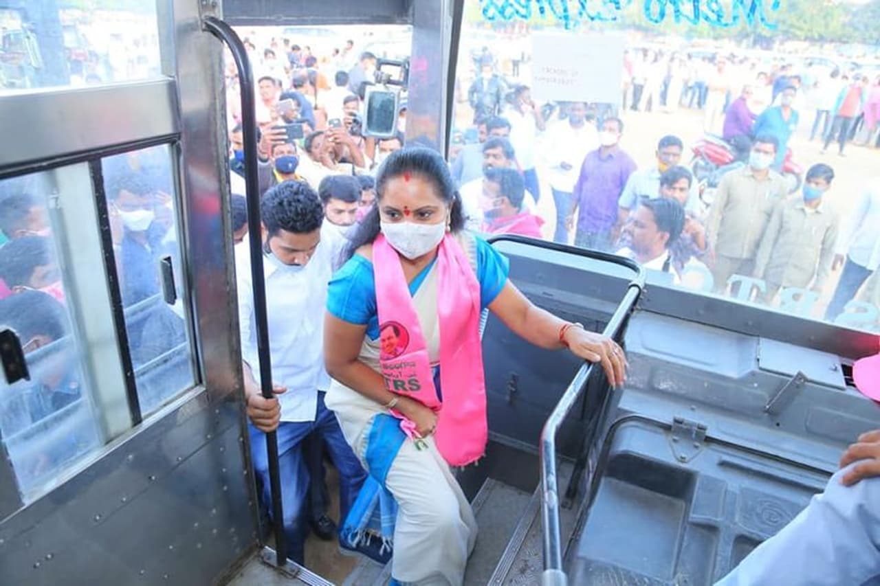 <p>బస్సెక్కుతున్న కల్వకుంట్ల కవిత</p> <p>బస్సెక్కుతున్న కల్వకుంట్ల కవిత</p>