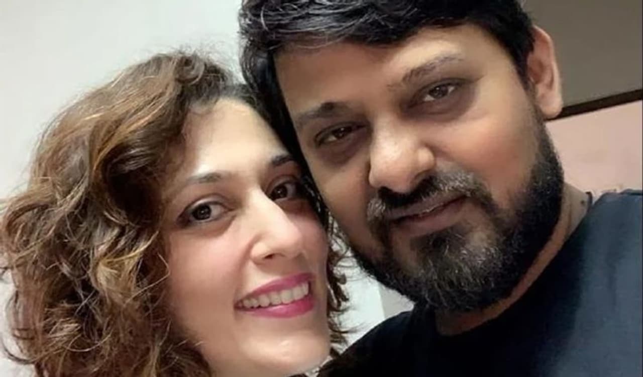 <p>ಬಾಲಿವುಡ್‌ನ ದಿವಂಗತ ಸಂಗೀತ ನಿರ್ದೇಶಕ ವಾಜಿದ್ ಖಾನ್ ಅವರ ಪತ್ನಿ ಕಮಲ್ರುಖ್ ಖಾನ್ ತಮ್ಮ ಗಂಡನ ಕುಟುಂಬದಿಂದ ಮತಾಂತರಗೊಳ್ಳಲು ಒತ್ತಡ ಹೇರುವ ಬಗ್ಗೆ ರೀವಿಲ್‌ ಮಾಡಿದ ನಂತರ ನಿರಂತರವಾಗಿ ಸುದ್ದಿಯಲ್ಲಿದ್ದಾರೆ.&nbsp;</p><p>&nbsp;</p>