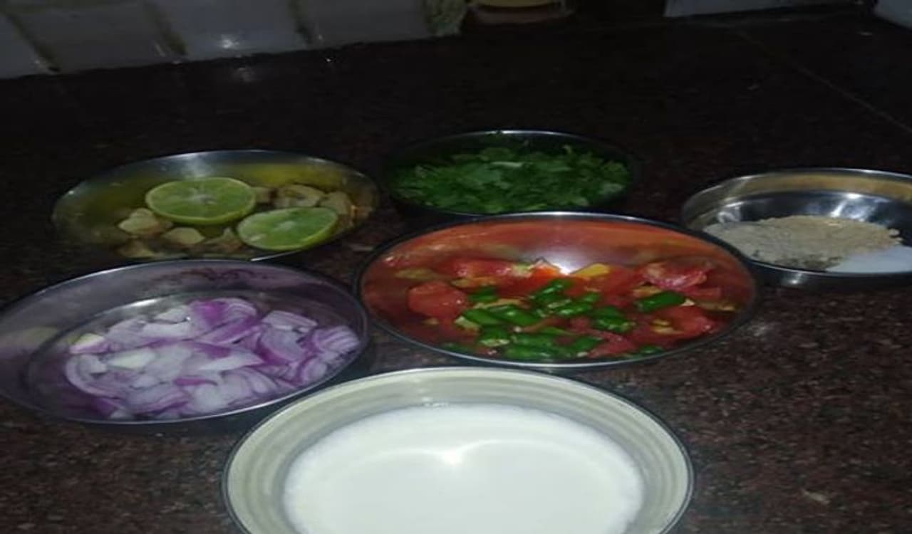 <p>ಮೊದಲು ಕೊತ್ತಂಬರಿಯನ್ನು ಚೆನ್ನಾಗಿ ತೊಳೆಯಿರಿ. ಸಣ್ಣದಾಗಿ ಈರುಳ್ಳಿ, ಬೆಳ್ಳುಳ್ಳಿ, ಹಸಿರು ಮೆಣಸಿನಕಾಯಿ, ಶುಂಠಿಯನ್ನು ಕತ್ತರಿಸಿ. &nbsp;</p>