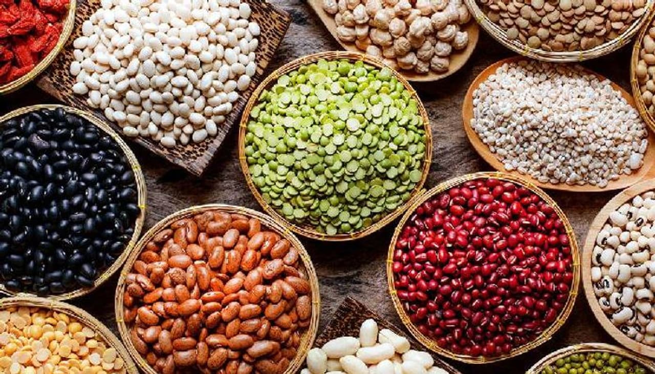 <p><strong>ഒന്ന്...</strong></p><p>&nbsp;</p><p>പയറുവർഗ്ഗങ്ങളാണ് ആദ്യമായി ഈ പട്ടികയില്‍ ഉള്‍പ്പെടുന്നത്. പയറുവർഗ്ഗങ്ങളായ ബീന്‍സ്, നിലക്കടല എന്നിവ ഹീമോഗ്ലോബിന്‍ നിരക്ക് ഉയർത്തും.<br />&nbsp;</p>