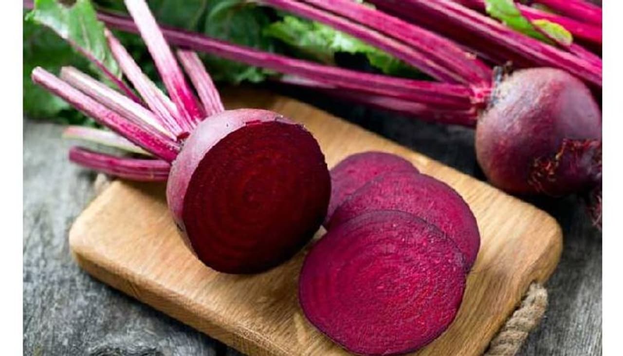 <p><strong>ಮುಖದ ಕಾಂತಿ ಹೆಚ್ಚಿಸುತ್ತದೆ&nbsp;</strong><br />ಒಂದು ಬೀಟ್ರೂಟ್ ಅನ್ನು ಗ್ರೇಟ್ ಮಾಡಿ, ಅದನ್ನು ಮುಖ ಮತ್ತು ಕುತ್ತಿಗೆಗೆ ಹಚ್ಚಿಕೊಳ್ಳಿ. 15 ನಿಮಿಷ ಕಾಲ ಹಾಗೆ ಬಿಡಿ ಮತ್ತು ನಂತರ ತೊಳೆಯಿರಿ. ಇದನ್ನು ನಿಯಮಿತವಾಗಿ ಮಾಡಿ ಮತ್ತು ಮುಖ ಗುಲಾಬಿ ಬಣ್ಣದಲ್ಲಿ ಹೊಳೆಯುವಂತೆ ಮಾಡಿ.</p><p>&nbsp;</p>