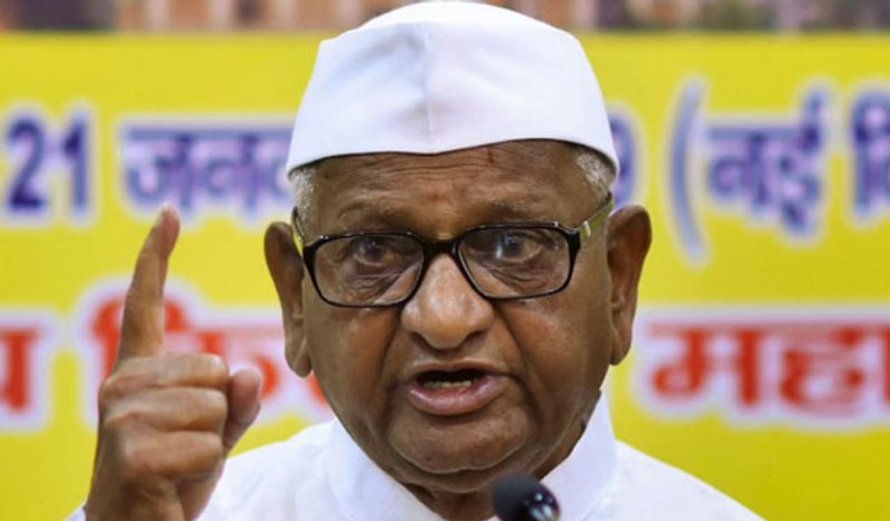 <p>ಕೇಂದ್ರದ ಕೃಷಿ ಕಾಯ್ದೆ ವಿರೋಧಿಸಿ ರೈತರು ನಡೆಸುತ್ತಿರುವ ಹೋರಾಟಕ್ಕೆ &nbsp;ಸಾಮಾಜಿಕ ಹೋರಾಟ ಅಣ್ಣ ಹಜಾರೆ ತಮ್ಮ ಬೆಂಬಲ ವಿಸ್ತರಿಸಿದ್ದಾರೆ. &nbsp;ರೈತರ ಪರ ಧ್ವನಿ ಎತ್ತಿದ ಅಣ್ಣ ಹಜಾರೆ ಇದೀಗ ಕೇಂದ್ರ ಸರ್ಕಾರಕ್ಕೆ ಉಗ್ರ ಹೋರಾಟದ ಎಚ್ಚರಿಕೆ ನೀಡಿದ್ದಾರೆ.</p>