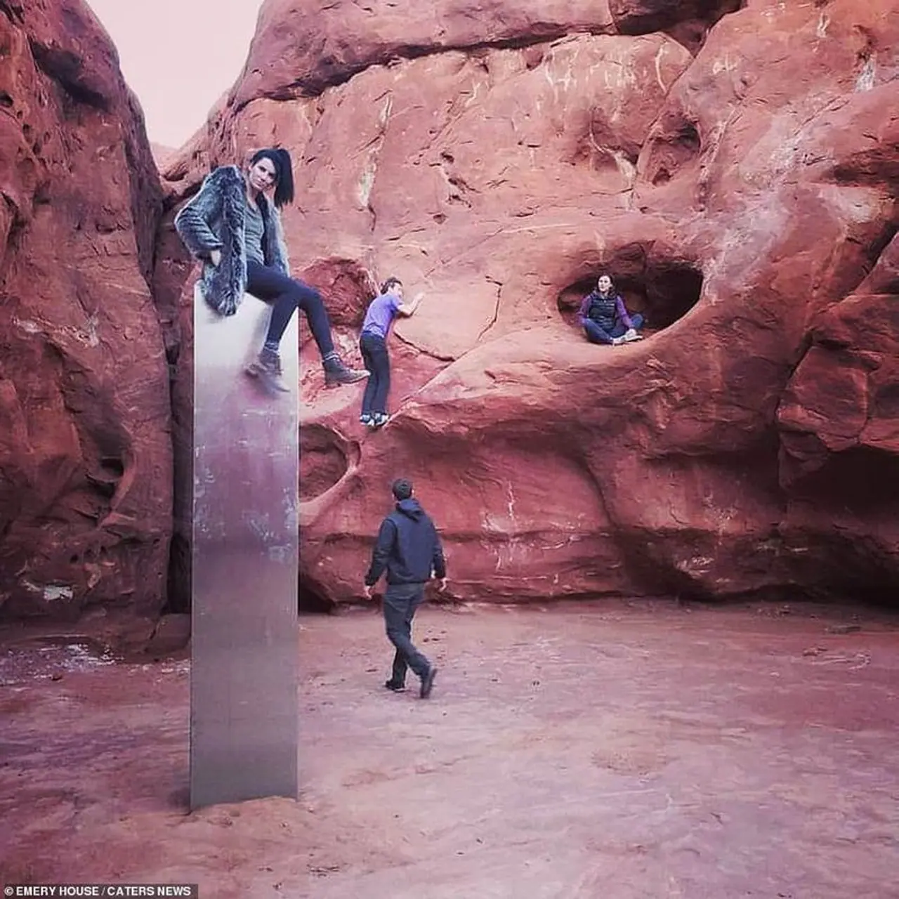 <p>അമേരിക്കയുടെ പടിഞ്ഞാറന് പ്രദേശത്തെ സംസ്ഥാനമായ യൂട്ടാ ഭൂഘടനയില് ഏറെ വ്യത്യസ്തമായ ഒരു പ്രദേശമാണ്. വരണ്ട ഭൂമിയും ഒറ്റ തിരിഞ്ഞ് എന്നാല് നീണ്ടുകിടക്കുന്ന ചുവന്ന പാറക്കൂട്ടങ്ങള് ചേര്ന്നതുമായ വിശാലമായ പ്രദേശമാണ് യൂട്ടാ. സാഹസികരായ സഞ്ചാരികള് യാത്രകള്ക്ക് ഏറെ ഇഷ്ടപ്പെടുന്ന പ്രദേശം. </p> <p>അമേരിക്കയുടെ പടിഞ്ഞാറന് പ്രദേശത്തെ സംസ്ഥാനമായ യൂട്ടാ ഭൂഘടനയില് ഏറെ വ്യത്യസ്തമായ ഒരു പ്രദേശമാണ്. വരണ്ട ഭൂമിയും ഒറ്റ തിരിഞ്ഞ് എന്നാല് നീണ്ടുകിടക്കുന്ന ചുവന്ന പാറക്കൂട്ടങ്ങള് ചേര്ന്നതുമായ വിശാലമായ പ്രദേശമാണ് യൂട്ടാ. സാഹസികരായ സഞ്ചാരികള് യാത്രകള്ക്ക് ഏറെ ഇഷ്ടപ്പെടുന്ന പ്രദേശം. </p>