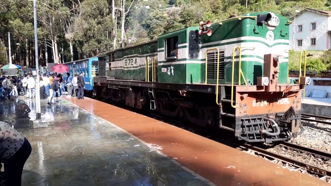 <p>വിനോദ സംഘങ്ങള്‍ക്കും പ്രിയമായിരുന്ന തീവണ്ടിയുടെ സര്‍വ്വീസ് പക്ഷേ എട്ടുമാസമായി തമിഴ്‌നാട് സര്‍ക്കാര്‍ നിര്‍ദ്ദേശ പ്രകാരം ടൂറിസം വകുപ്പ് നിര്‍ത്തിവെച്ചിരിക്കുകയായിരുന്നു.&nbsp;</p>