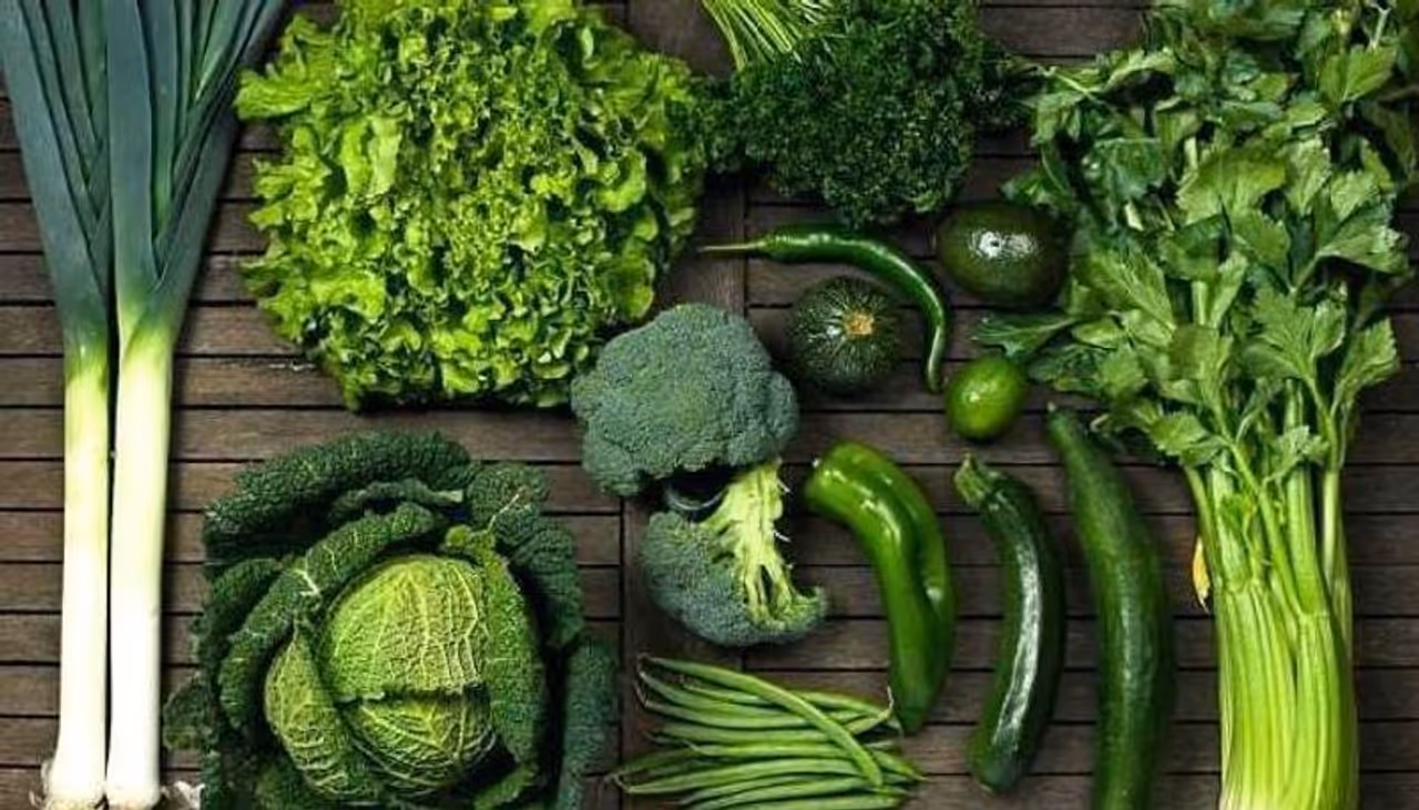 <p><strong>ഒന്ന്...</strong></p><p>&nbsp;</p><p>ഇലക്കറികള്‍ ആണ് ആദ്യമായി ഈ പട്ടികയില്‍ ഉള്‍പ്പെടുന്നത്. വിറ്റാമിനുകളും നാരുകളും ധാരാളം അടങ്ങിയ ഇലക്കറികള്‍ വണ്ണം കുറയ്ക്കാന്‍ സഹായിക്കും. ഉച്ചയൂണിന് ഇലക്കറികള്‍ ധാരാളം കഴിക്കുന്നത് ചോറിന്‍റെ അളവ് കുറയ്ക്കാനും വിശപ്പ് നിയന്ത്രിക്കാനും സഹായിക്കും. ചീര, ബ്രോക്കോളി തുടങ്ങിയവ പ്രത്യേകം തിരഞ്ഞെടുത്ത് കഴിക്കണം. പ്രോട്ടീന്‍, ഫൈബര്‍, &nbsp;വിറ്റാമിന്‍ എ, സി, ഇ, അയണ്‍ എന്നിവയാല്‍ സമ്പുഷ്ടമായ ഇവ വയറിലെ കൊഴുപ്പ് കുറയ്ക്കുന്നതോടൊപ്പം ശരീരത്തിന്‍റെ മൊത്തം ആരോഗ്യത്തിനും നല്ലതാണ്.</p>