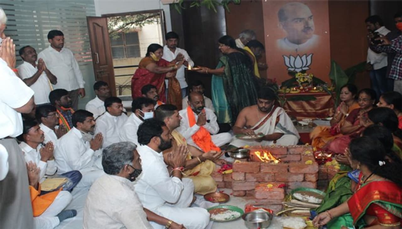 <p>హైదరాబాద్: జిహెచ్ఎంసి ఎన్నికలు ఎలాంటి ఆటంకాలు లేకుండా ప్రశాంతంగా జరిగి బిజెపి అభ్యర్థులకు విజయం సిద్దించాలని కోరుకుంటూ తెలంగాణ బిజెపి గణనాథున్ని వేడుకుంది. రేపు(మంగళవారం) జిహెచ్ఎంసీ పరిధిలో పోలింగ్ జరగనున్న నేపథ్యంలో ఇవాళ బిజెపి రాష్ట్ర కార్యాలయంలో గణపతి హోమం నిర్వహించారు. </p> <p>హైదరాబాద్: జిహెచ్ఎంసి ఎన్నికలు ఎలాంటి ఆటంకాలు లేకుండా ప్రశాంతంగా జరిగి బిజెపి అభ్యర్థులకు విజయం సిద్దించాలని కోరుకుంటూ తెలంగాణ బిజెపి గణనాథున్ని వేడుకుంది. రేపు(మంగళవారం) జిహెచ్ఎంసీ పరిధిలో పోలింగ్ జరగనున్న నేపథ్యంలో ఇవాళ బిజెపి రాష్ట్ర కార్యాలయంలో గణపతి హోమం నిర్వహించారు. </p>