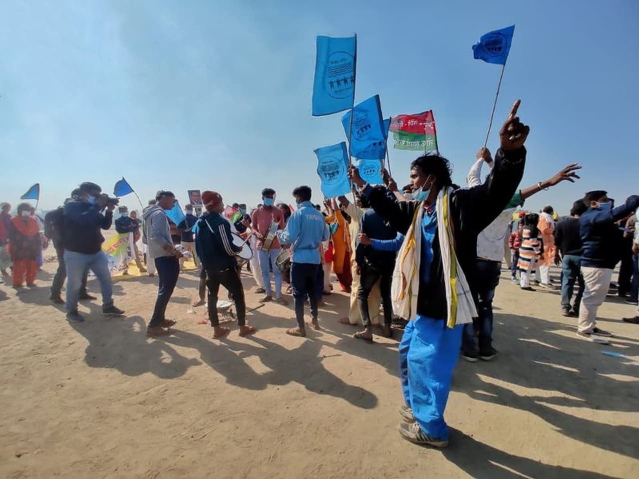 <p>ദില്ലി ചലോ മാര്ച്ചിന്റെ ആദ്യ രണ്ട് മൂന്ന് ദിവസങ്ങളിലെ സംഘര്ഷങ്ങള്ക്ക് ശേഷം സമാധാമപരമായ സമരമാണ് ദില്ലി അതിര്ത്തികളിലും കര്ഷകര് എത്തിചേര്ന്ന നിരങ്കരി മൈതാനത്തും ഇപ്പോള്. പാട്ടുകള് പാടിയും ഭക്ഷണം വച്ചും കര്ഷക നിയമത്തിന്റെ പോരായ്മകളും അപകടങ്ങളും വിശദീകരിച്ചുമാണ് കര്ഷകര് ഇപ്പോള് സമരം മുന്നോട്ട് കൊണ്ട് പോകുന്നത്. </p> <p>ദില്ലി ചലോ മാര്ച്ചിന്റെ ആദ്യ രണ്ട് മൂന്ന് ദിവസങ്ങളിലെ സംഘര്ഷങ്ങള്ക്ക് ശേഷം സമാധാമപരമായ സമരമാണ് ദില്ലി അതിര്ത്തികളിലും കര്ഷകര് എത്തിചേര്ന്ന നിരങ്കരി മൈതാനത്തും ഇപ്പോള്. പാട്ടുകള് പാടിയും ഭക്ഷണം വച്ചും കര്ഷക നിയമത്തിന്റെ പോരായ്മകളും അപകടങ്ങളും വിശദീകരിച്ചുമാണ് കര്ഷകര് ഇപ്പോള് സമരം മുന്നോട്ട് കൊണ്ട് പോകുന്നത്. </p>