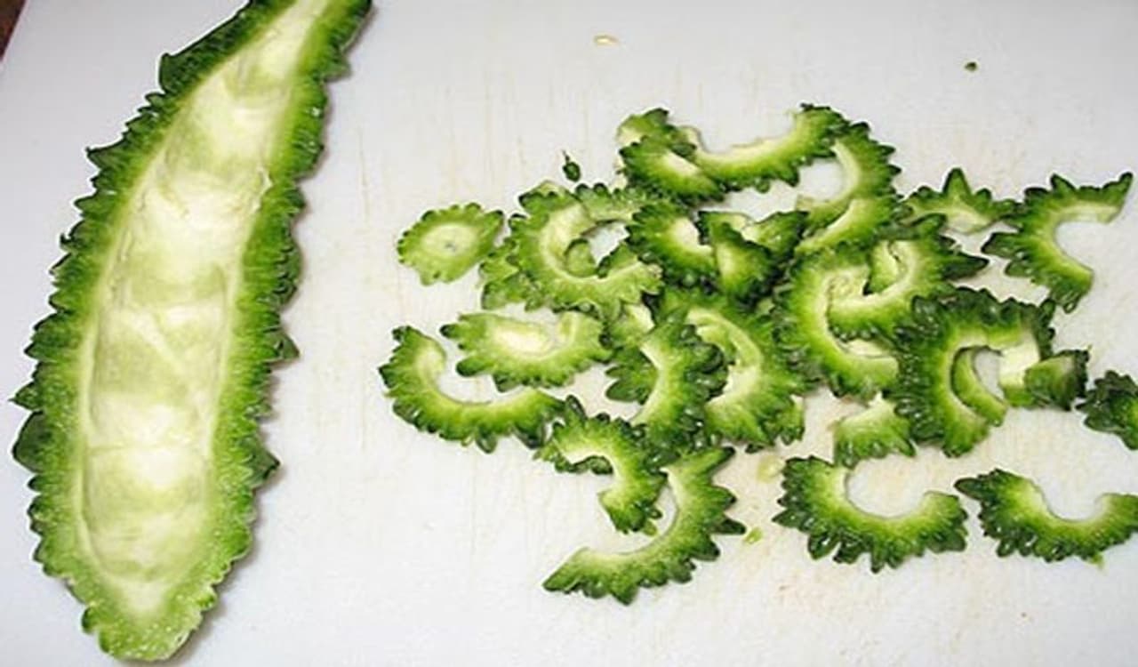 <p>ಮೊದಲಿಗೆ ಹಾಗಲಕಾಯಿಯನ್ನು ಈ ರೀತಿ ಸಣ್ಣ ತುಂಡುಗಳಾಗಿ ಕತ್ತರಿಸಿ. </p> <p>ಮೊದಲಿಗೆ ಹಾಗಲಕಾಯಿಯನ್ನು ಈ ರೀತಿ ಸಣ್ಣ ತುಂಡುಗಳಾಗಿ ಕತ್ತರಿಸಿ. </p>